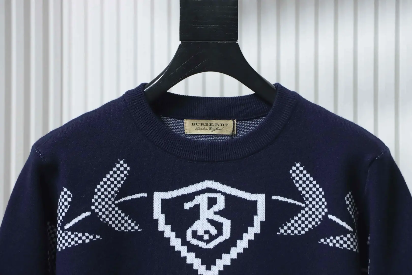 Weizenähren-Ritter-Kriegspferd-Jacquard-Rundhalspullover – Bild 3