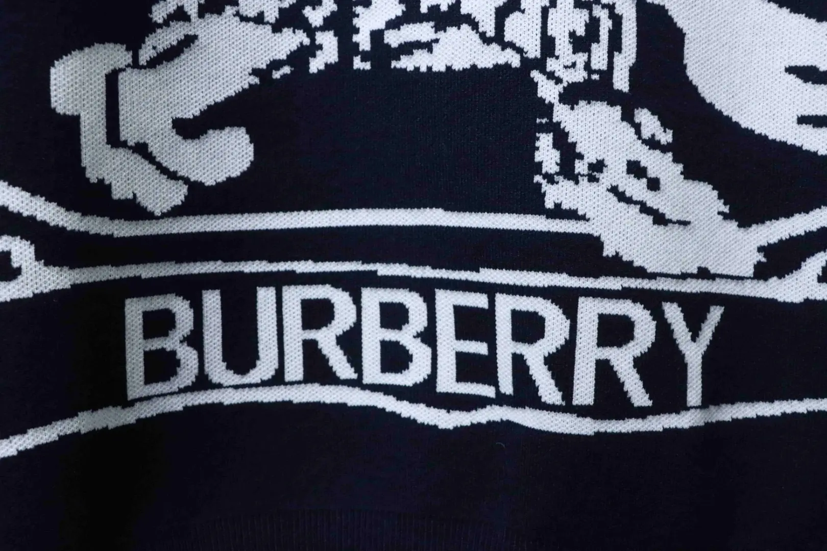 Weizenähren-Ritter-Kriegspferd-Jacquard-Rundhalspullover – Bild 8