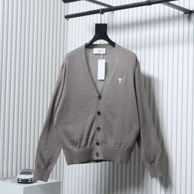 AMI Herzbestickter Wollpullover