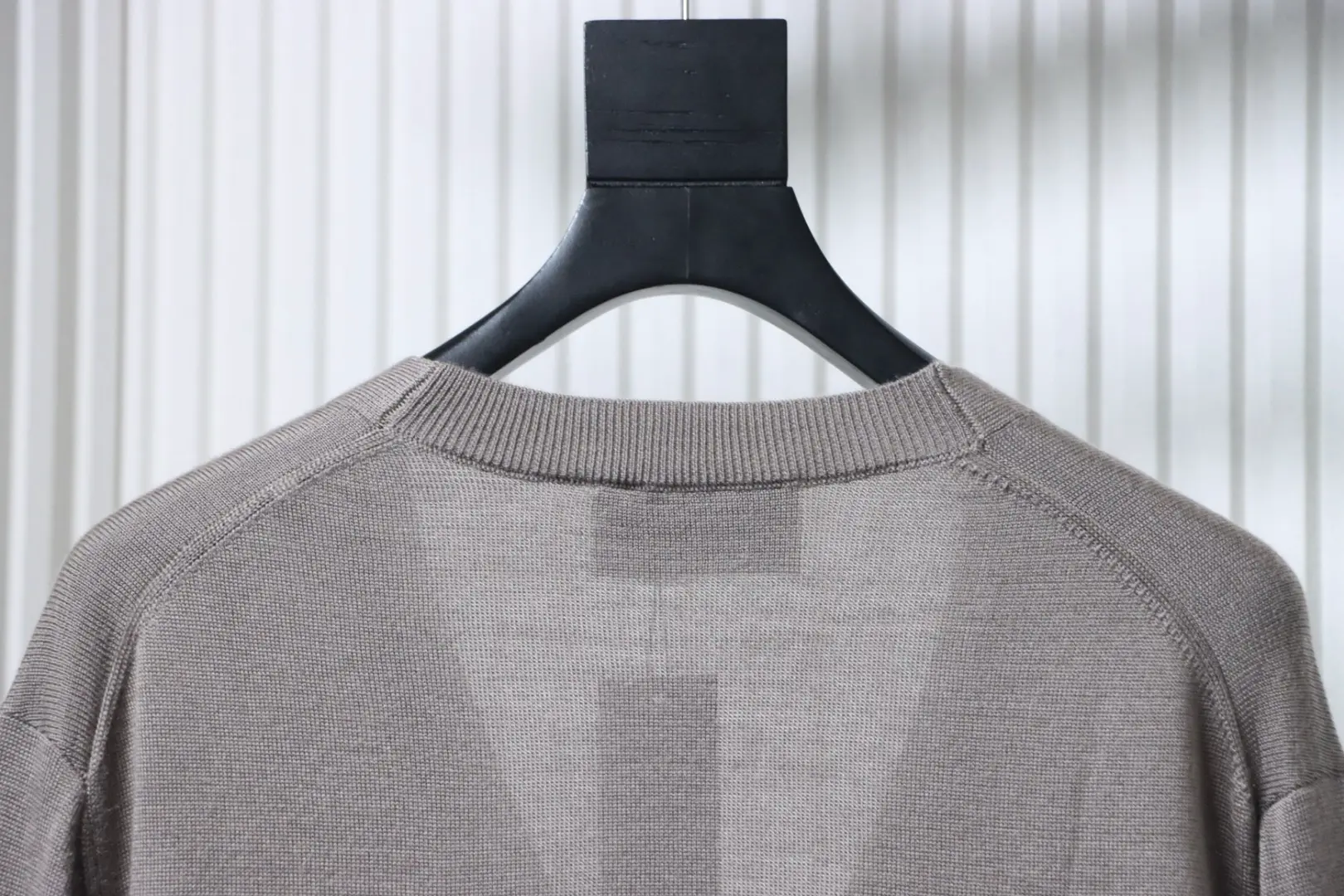 AMI Herzbestickter Wollpullover – Bild 4