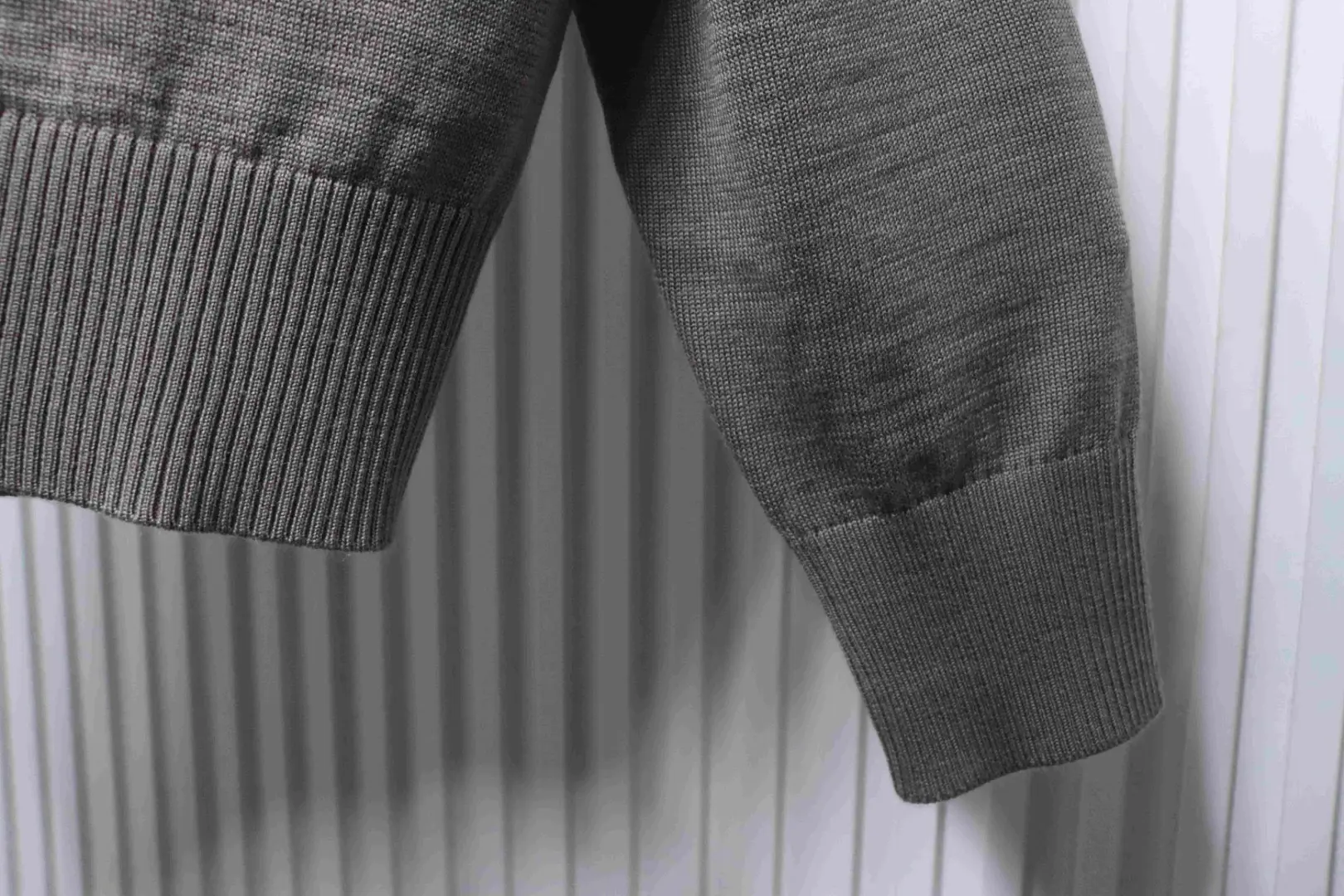 AMI Herzbestickter Wollpullover – Bild 7