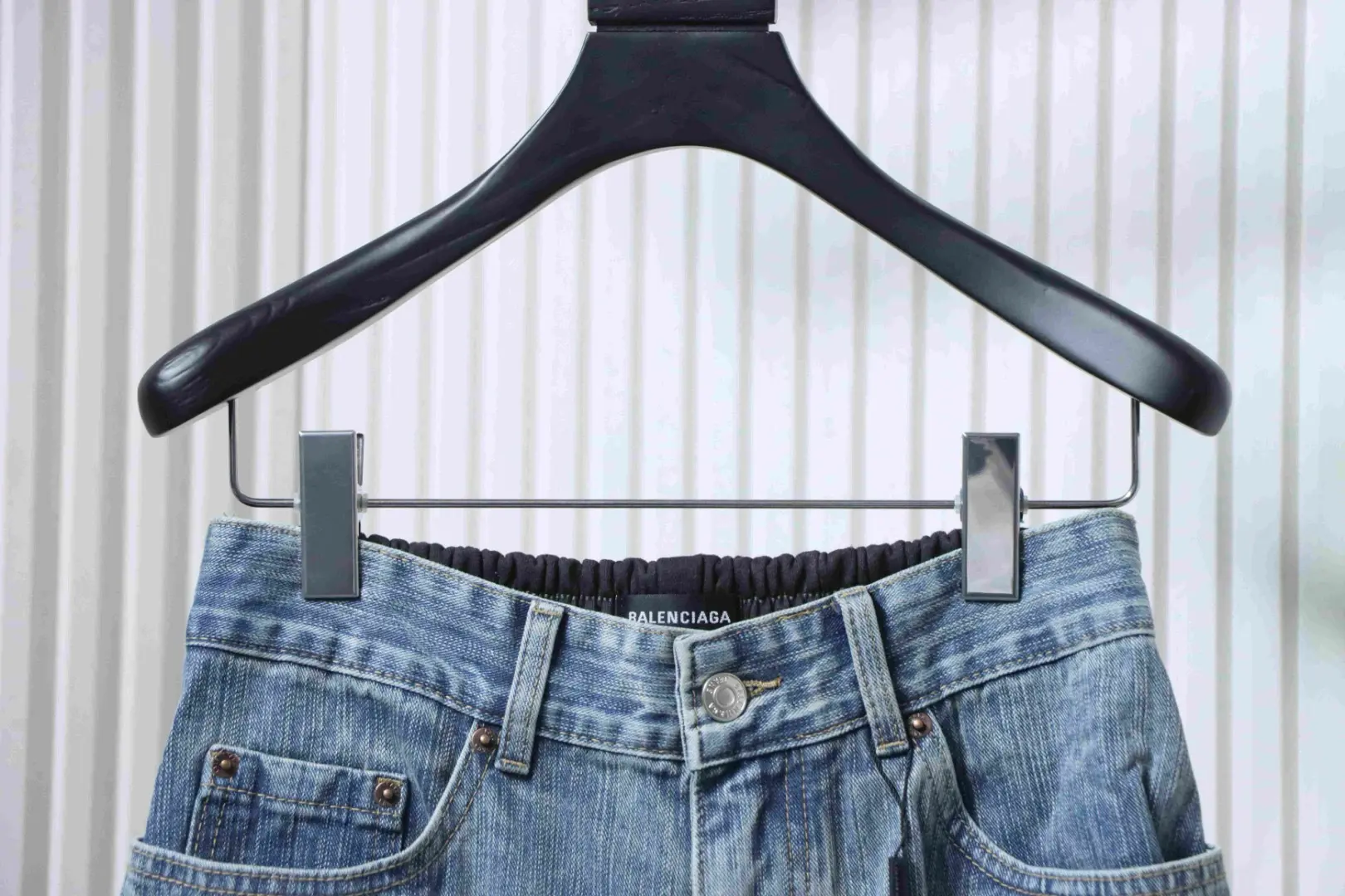 Balenciaga BLCG 24ss Patchwork-Hose aus schwarzem, floralem und grauem Denim – Bild 3