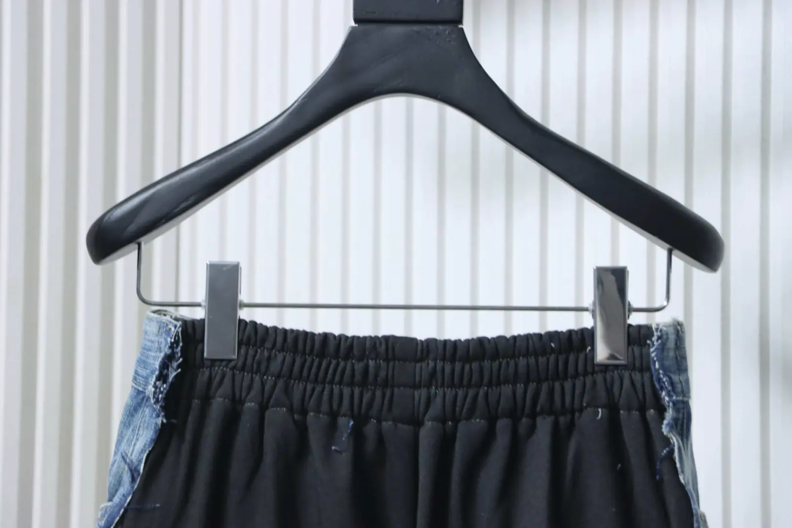 Balenciaga BLCG 24ss Patchwork-Hose aus schwarzem, floralem und grauem Denim – Bild 5