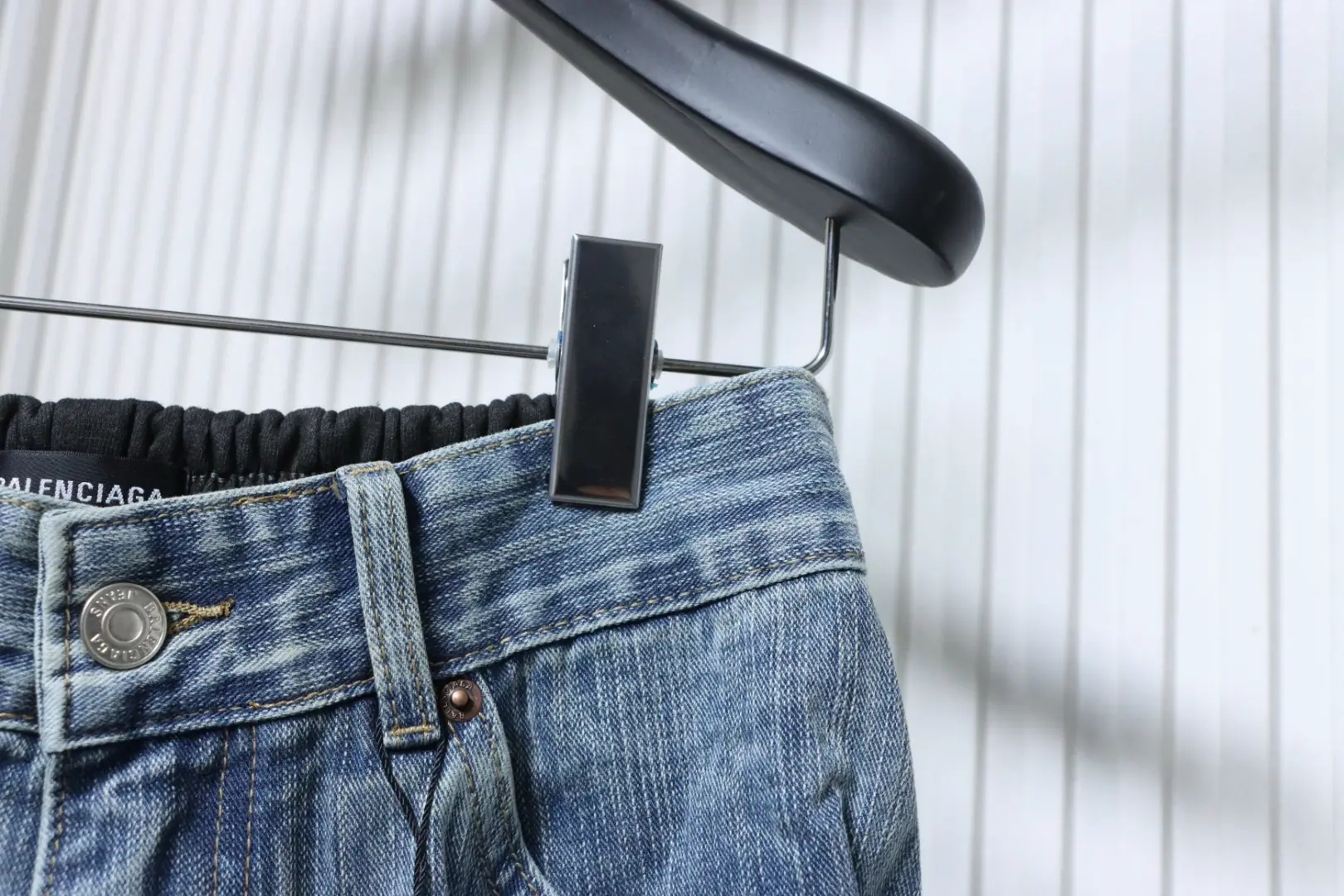 Balenciaga BLCG 24ss Patchwork-Hose aus schwarzem, floralem und grauem Denim – Bild 4