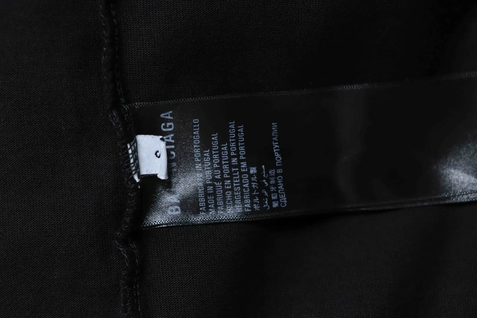 Balenciaga Kurzarm-T-Shirt im Used-Look mit Buchstabenprint aus Klebeband auf der Rückseite – Bild 9