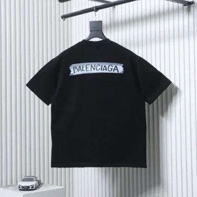 Balenciaga Kurzarm-T-Shirt im Used-Look mit Buchstabenprint aus Klebeband auf der Rückseite