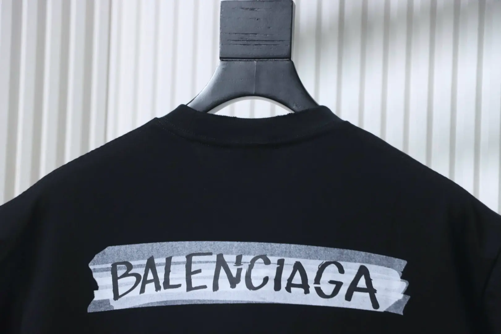 Balenciaga Kurzarm-T-Shirt im Used-Look mit Buchstabenprint aus Klebeband auf der Rückseite – Bild 4