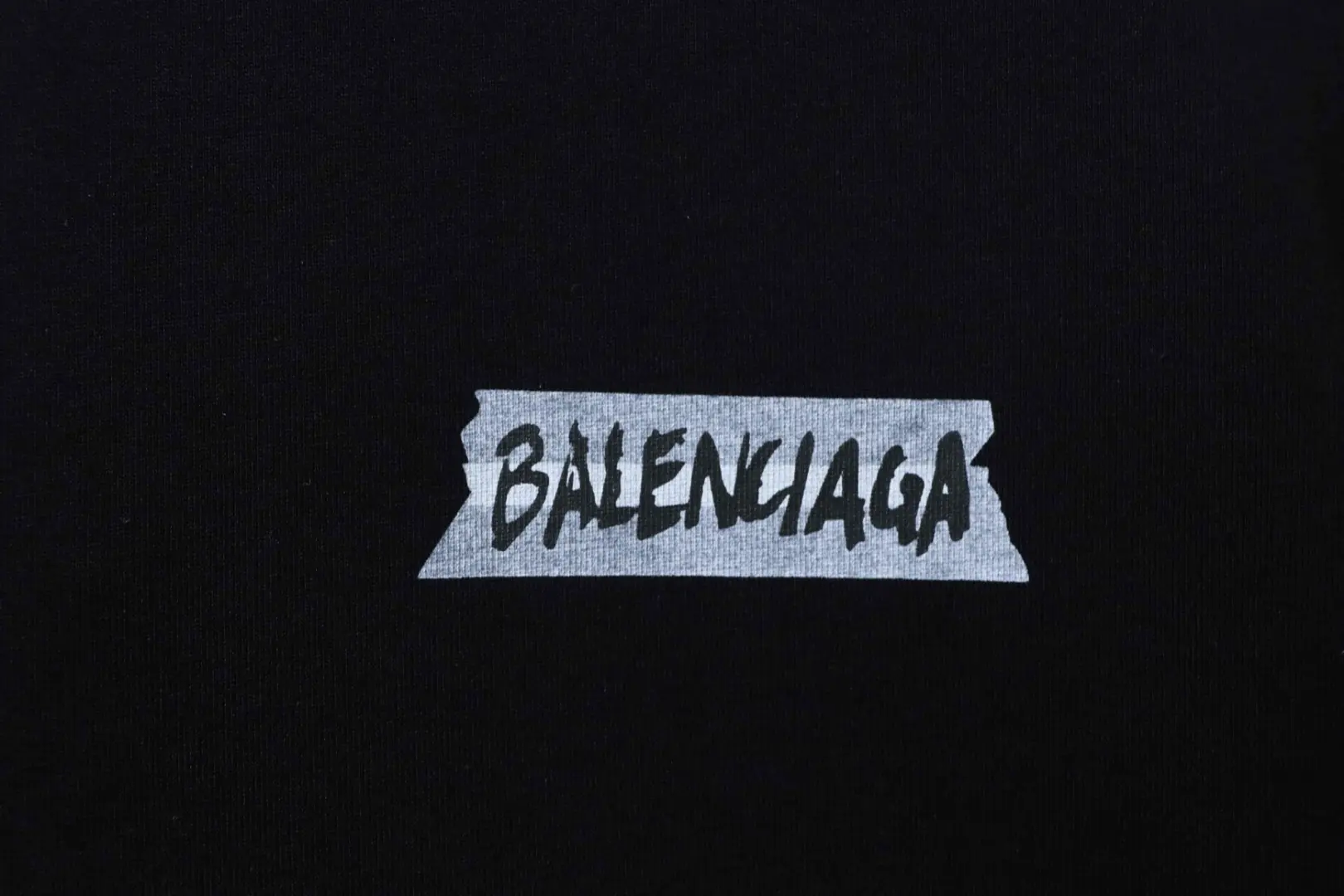 Balenciaga Kurzarm-T-Shirt im Used-Look mit Buchstabenprint aus Klebeband auf der Rückseite – Bild 5