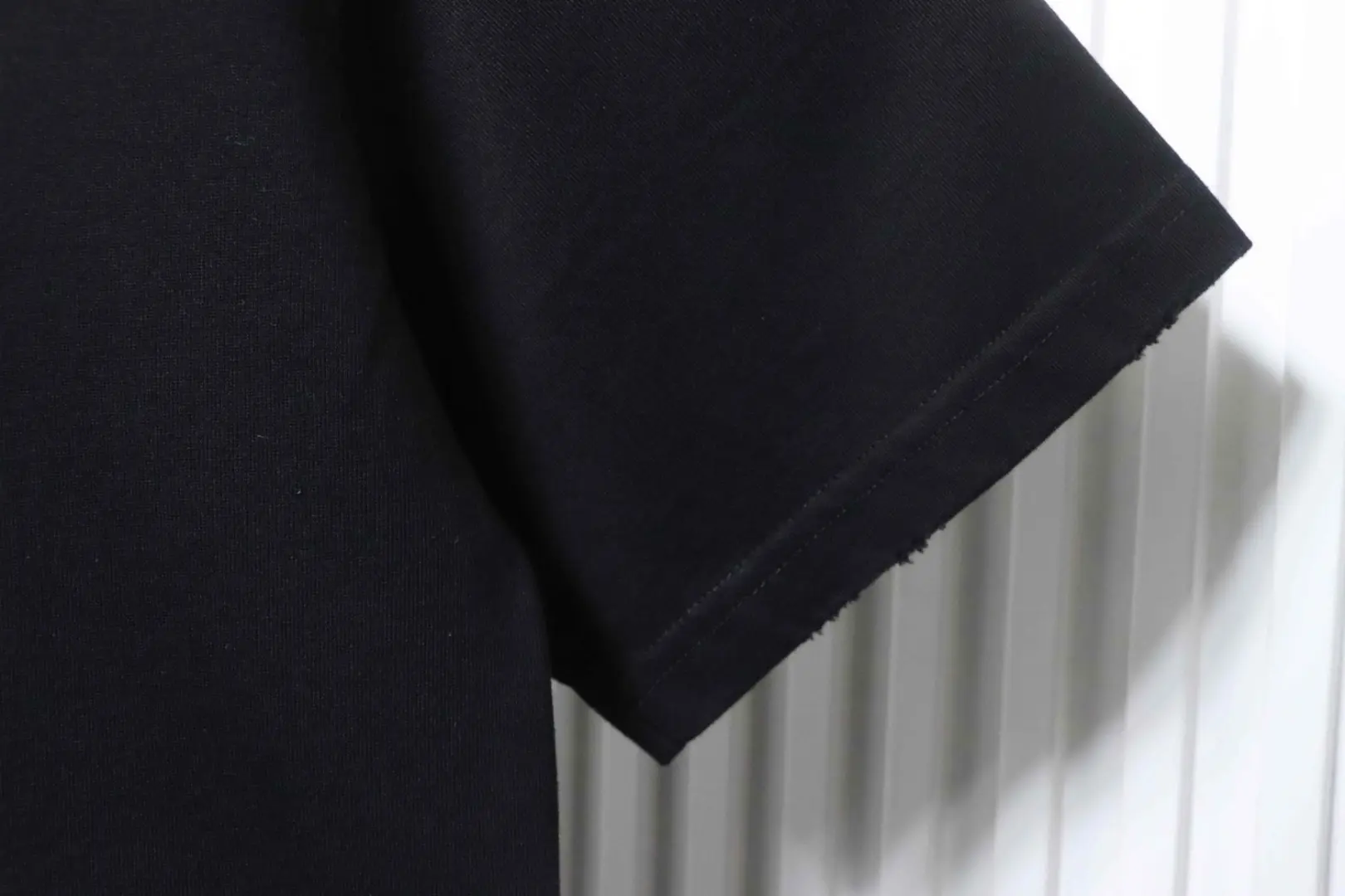 Balenciaga Kurzarm-T-Shirt im Used-Look mit Buchstabenprint aus Klebeband auf der Rückseite – Bild 6