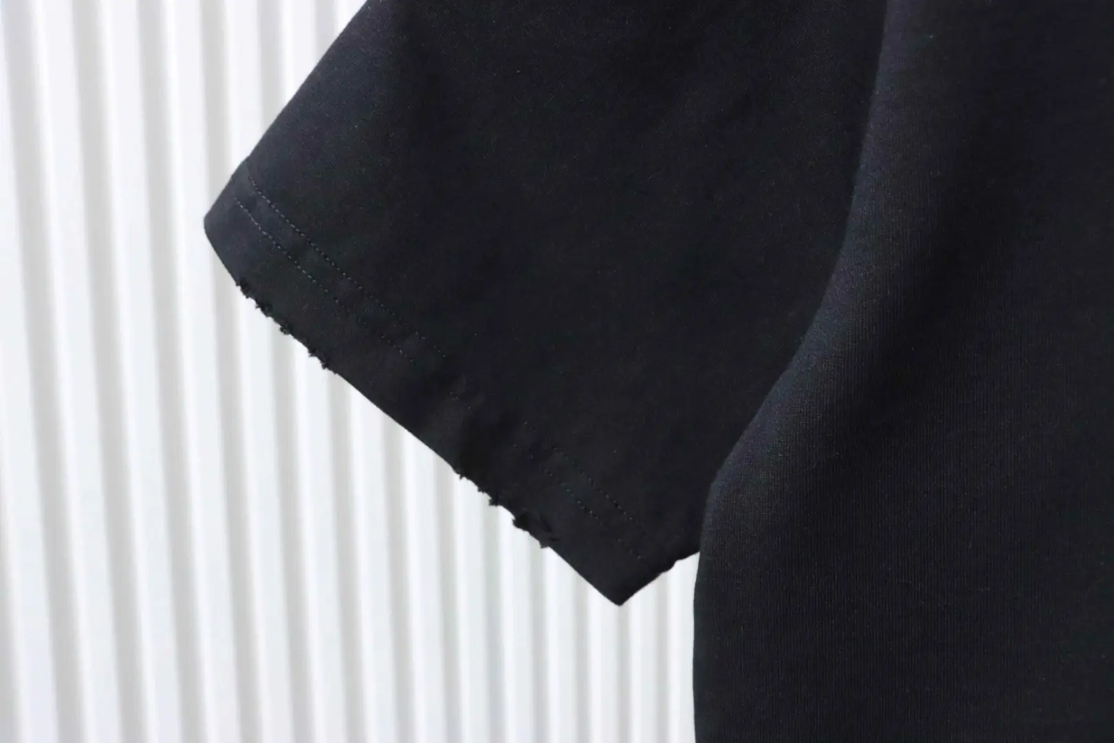 Balenciaga Kurzarm-T-Shirt im Used-Look mit Buchstabenprint aus Klebeband auf der Rückseite – Bild 7