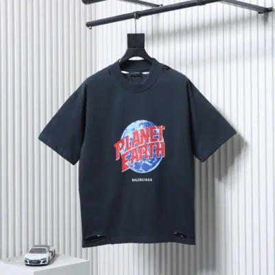 Balenciaga Kurzarm-T-Shirt mit Erdprint und Rissen