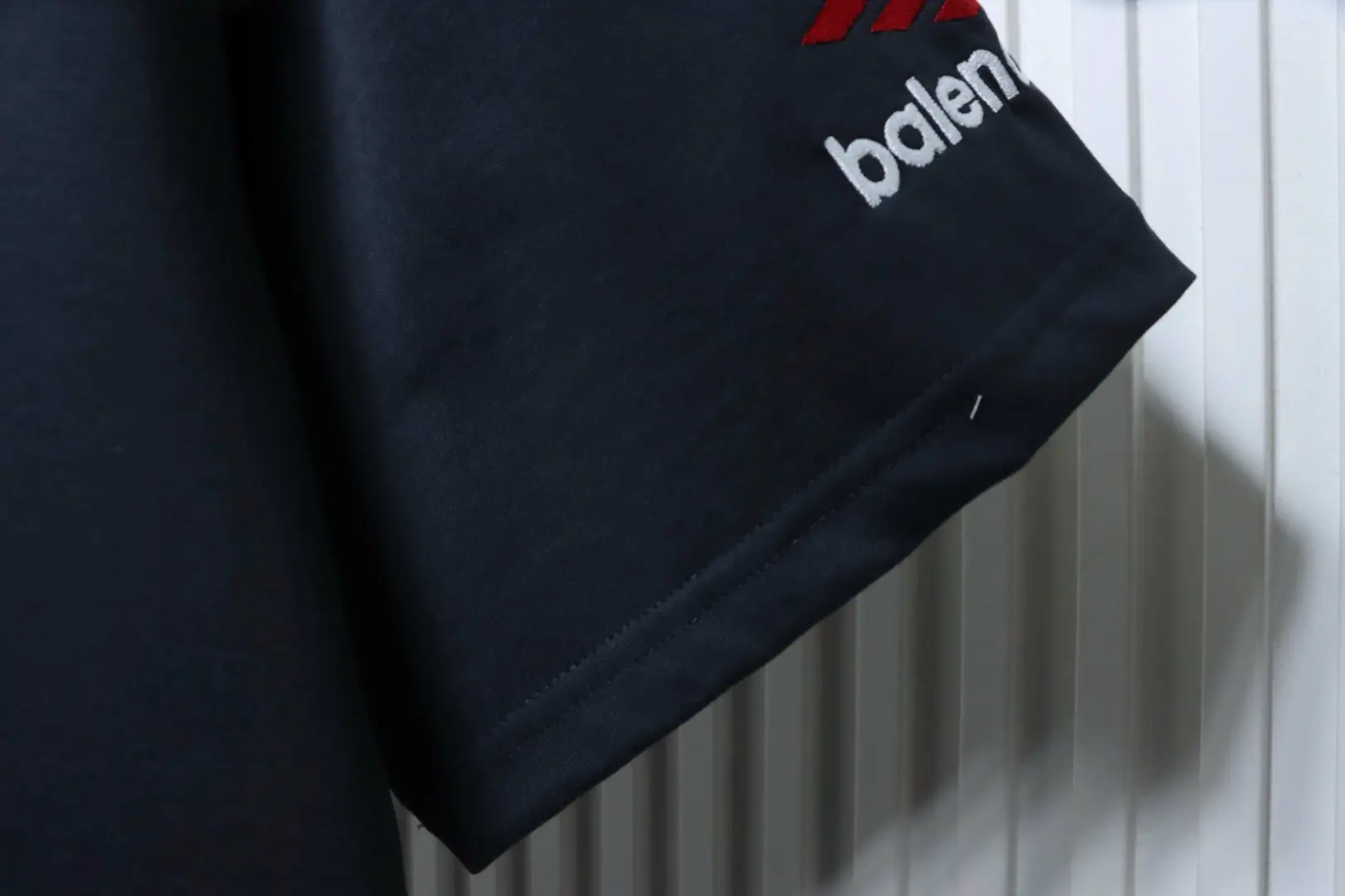 Balenciaga SS23 — Gewaschenes Kurzarm-T-Shirt mit 3M-Stickschriftzug – Bild 8