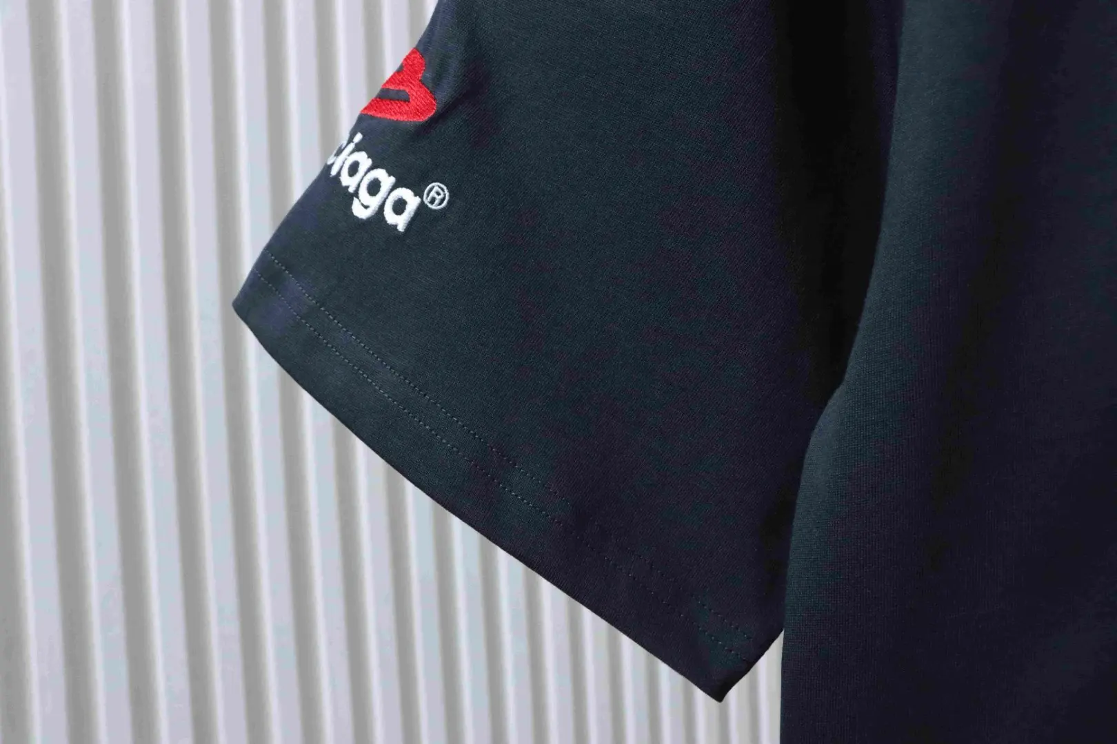 Balenciaga SS23 — Gewaschenes Kurzarm-T-Shirt mit 3M-Stickschriftzug – Bild 5