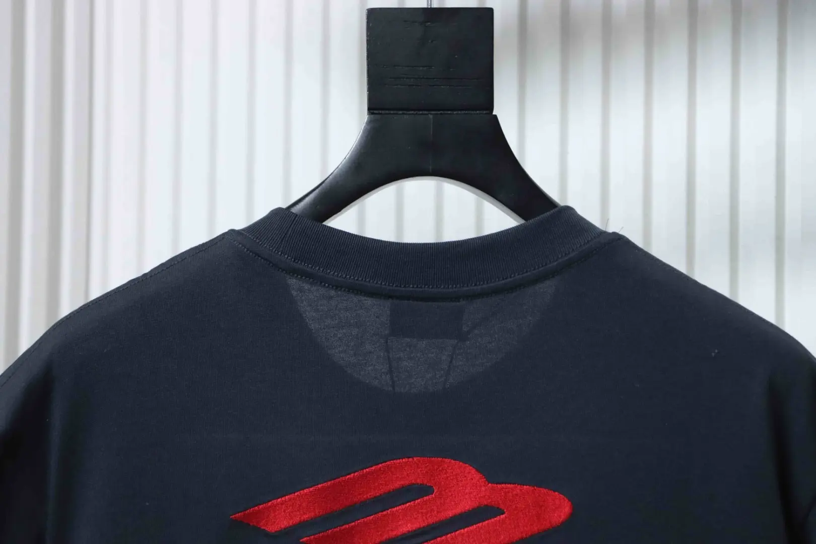 Balenciaga SS23 — Gewaschenes Kurzarm-T-Shirt mit 3M-Stickschriftzug – Bild 4