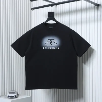 Balenciaga-T-Shirt mit gesticktem Schriftzug und im Tintenstrahldruckverfahren aufgebrachtem Used-Look und kurzen Ärmeln