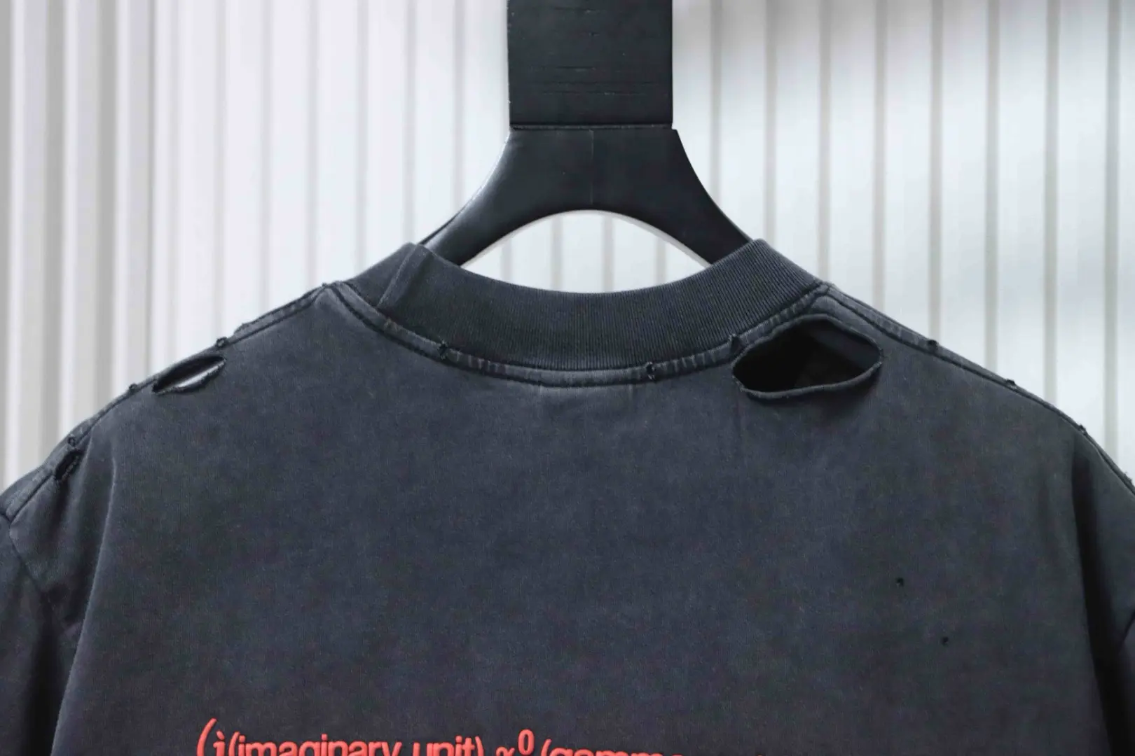 Balenciaga Valentinstag Limited Edition Dirac Formula Ripped Kurzarm-T-Shir – Bild 4