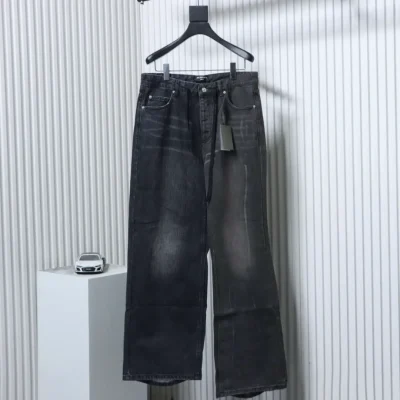 Balenciagas neue Patchwork-Jeanshose