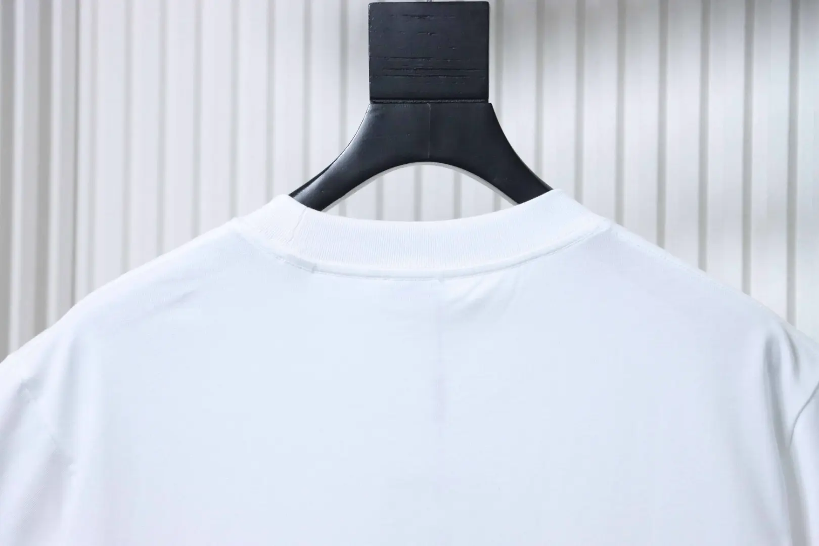 Baumwoll-T-Shirt mit Distelmuster und kurzen Ärmeln – Bild 8