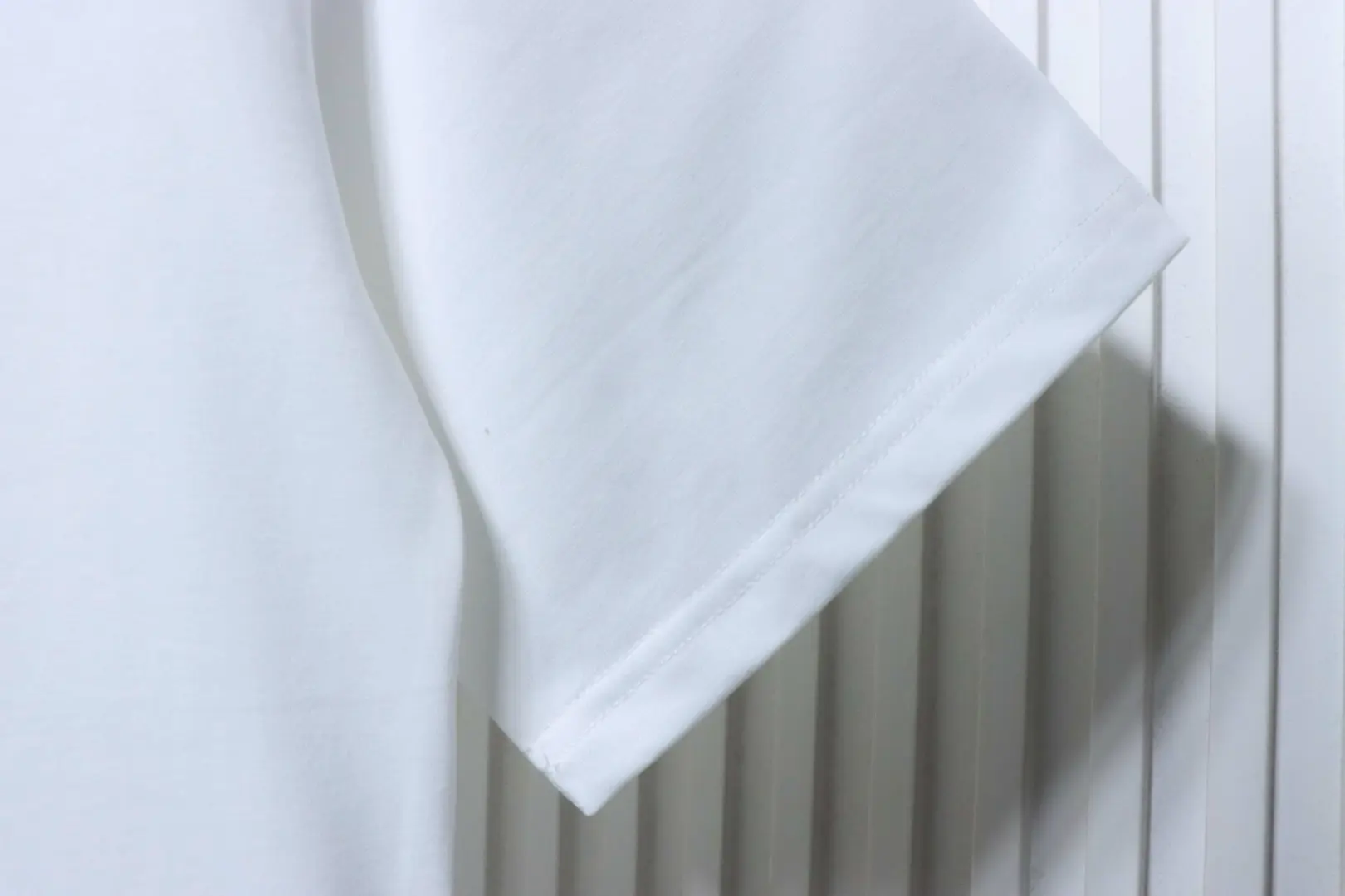 Baumwoll-T-Shirt mit Distelmuster und kurzen Ärmeln – Bild 10