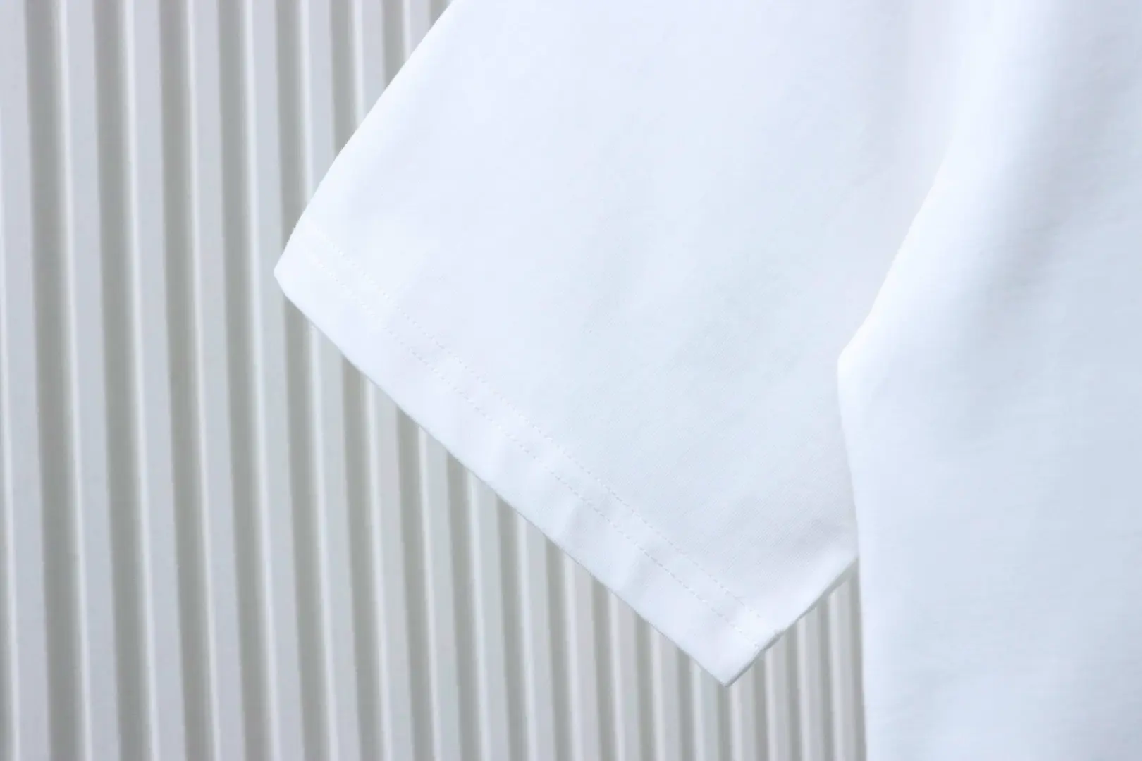 Baumwoll-T-Shirt mit Distelmuster und kurzen Ärmeln – Bild 11