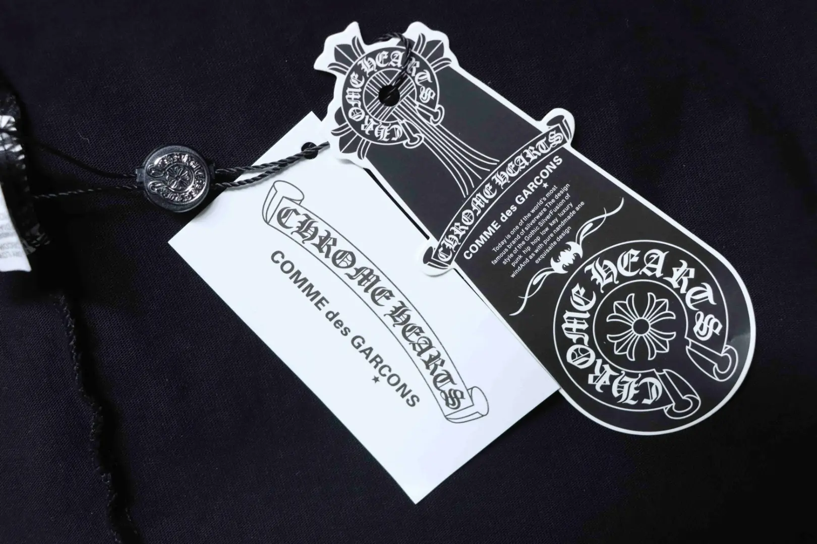 CH Kurzarm-T-Shirt mit blau umrandetem Hufeisenkreuz – Bild 10