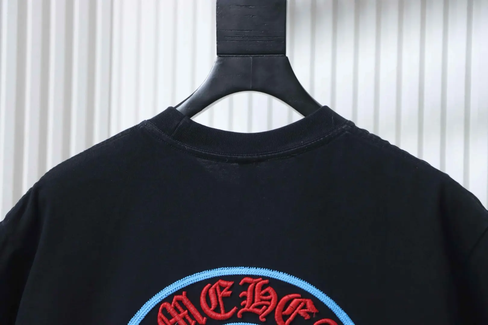 CH Kurzarm-T-Shirt mit blau umrandetem Hufeisenkreuz – Bild 4