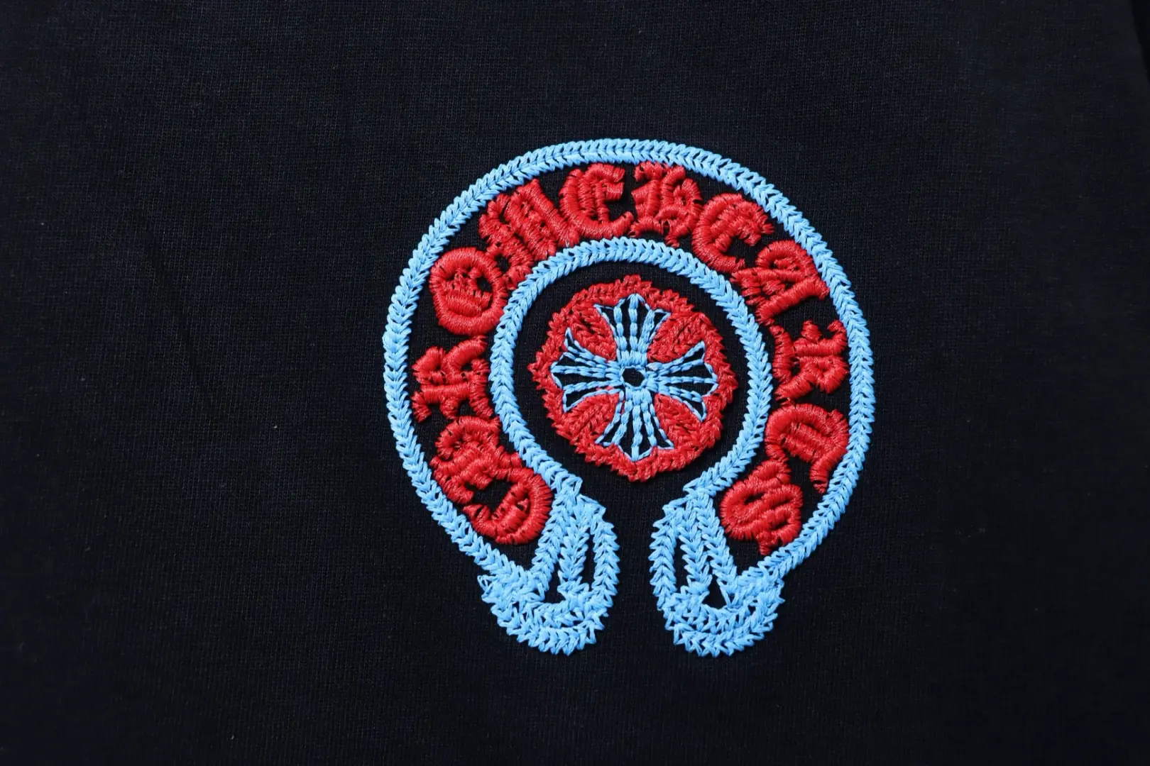 CH Kurzarm-T-Shirt mit blau umrandetem Hufeisenkreuz – Bild 5