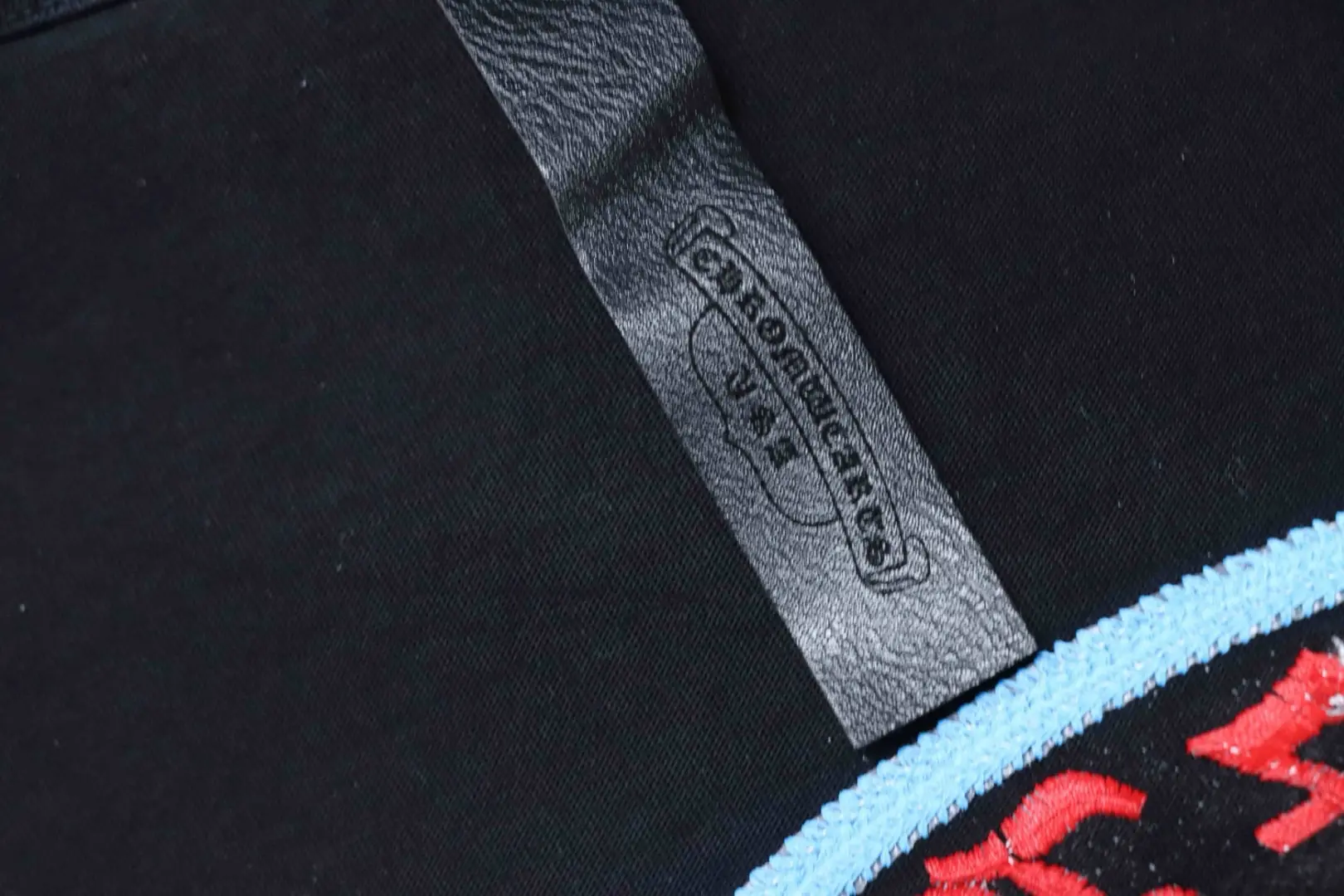 CH Kurzarm-T-Shirt mit blau umrandetem Hufeisenkreuz – Bild 8