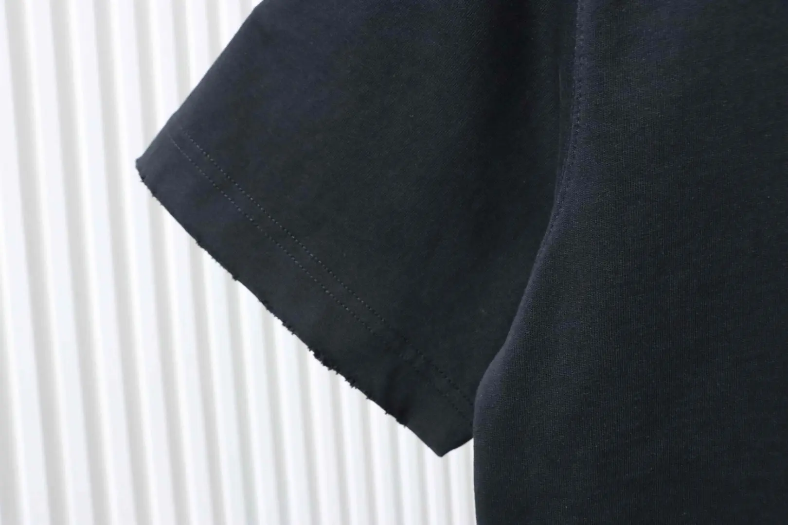 CH Sanskrit Kreuz besticktes Kurzarm-T-Shirt – Bild 7