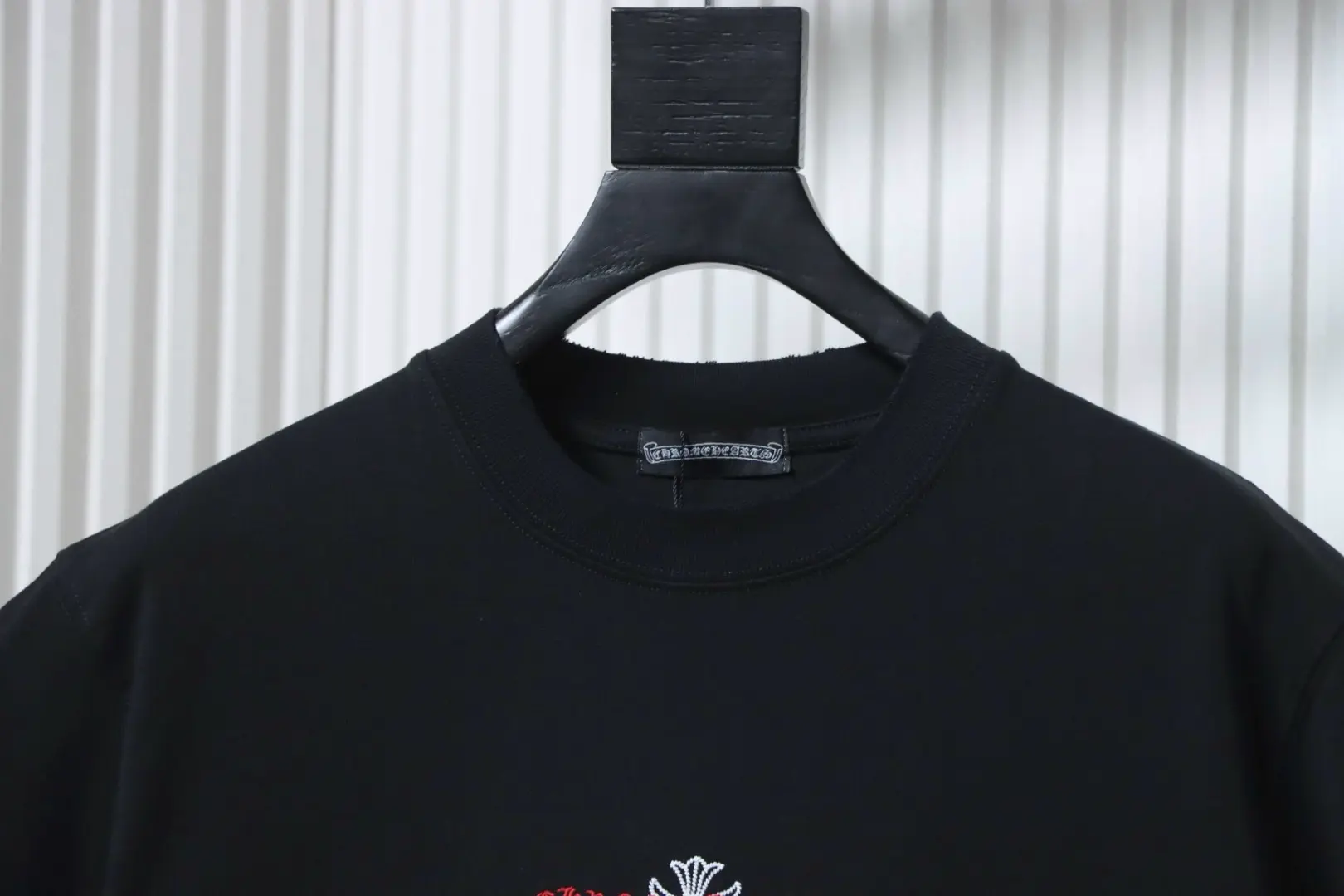 CH Sanskrit Kreuz besticktes Kurzarm-T-Shirt – Bild 3