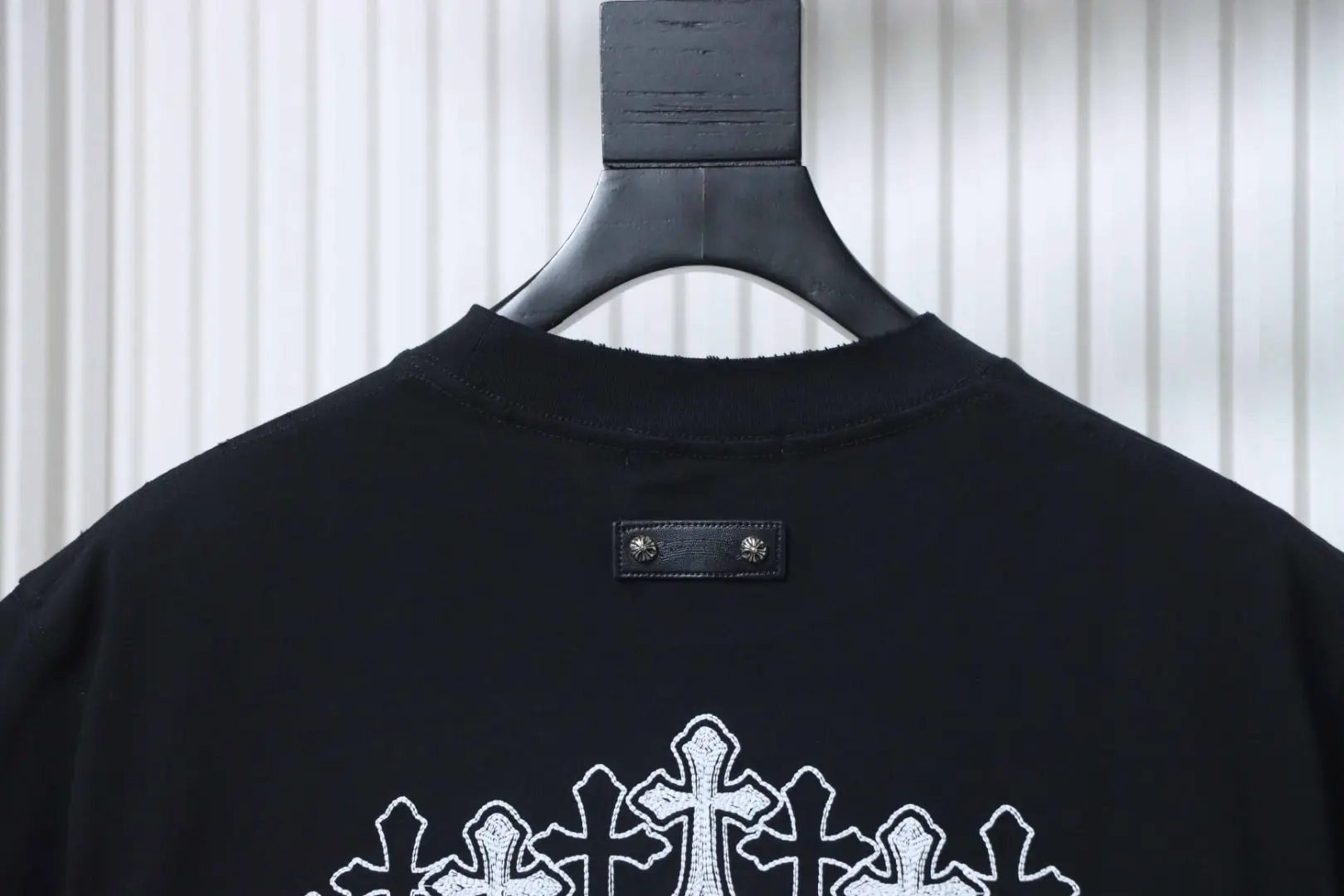 CH Sanskrit Kreuz besticktes Kurzarm-T-Shirt – Bild 4