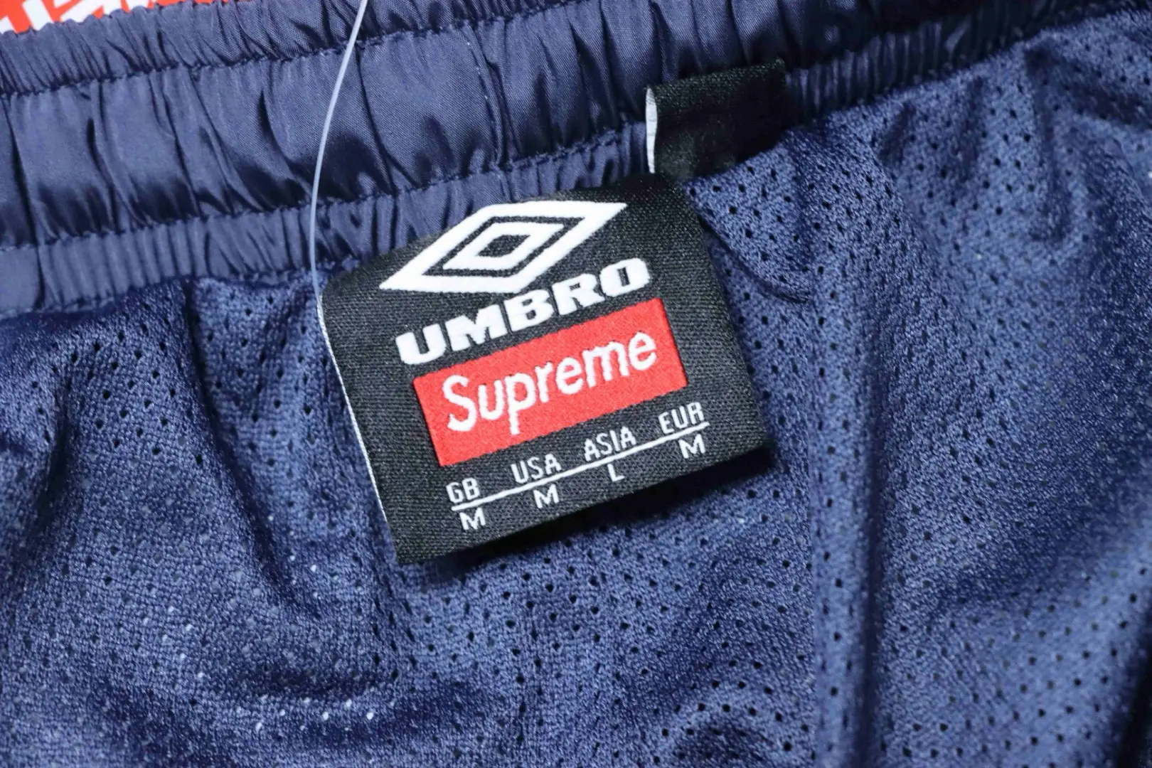 Hose mit Farbverlauf und gesticktem Logo – Bild 11