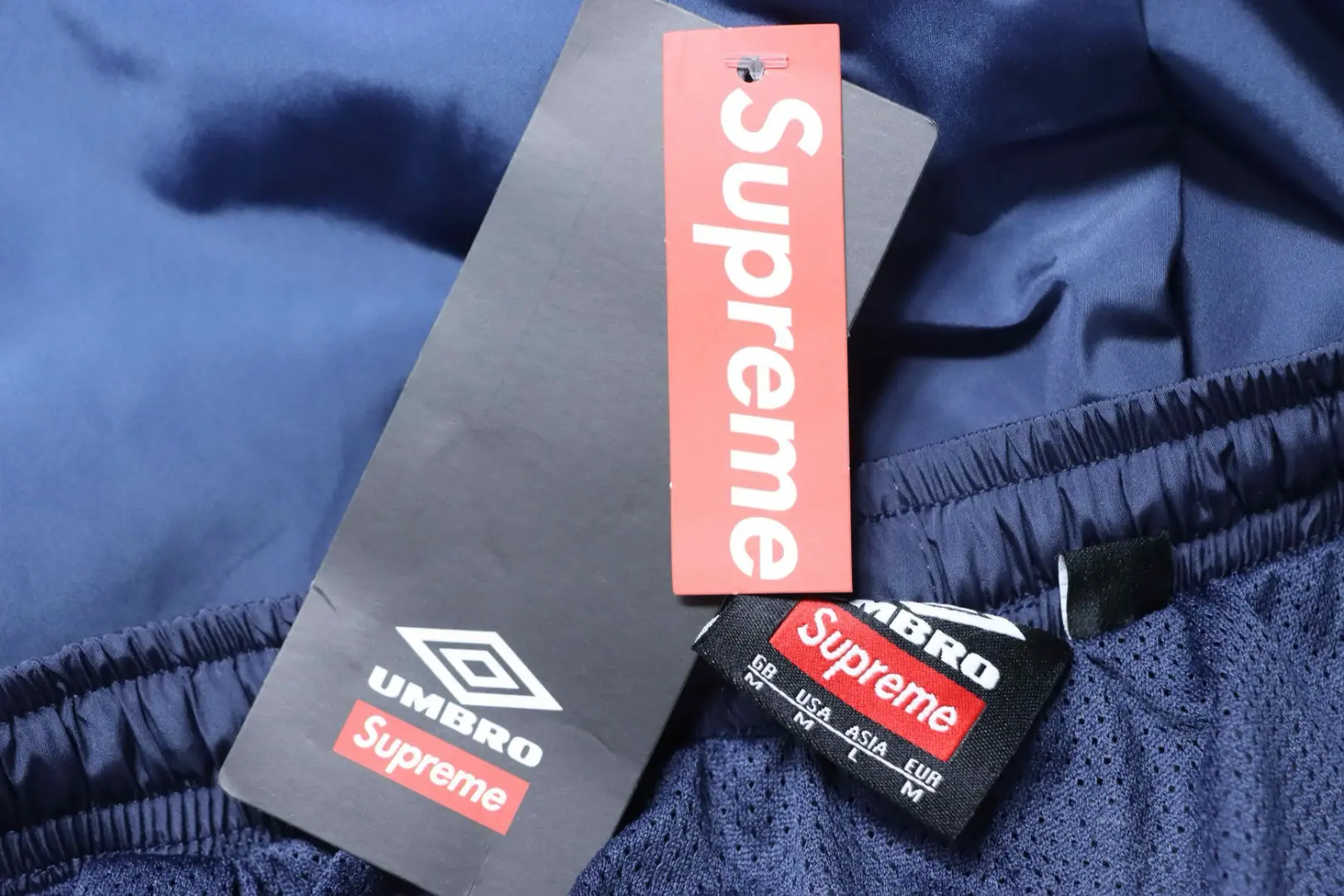 Hose mit Farbverlauf und gesticktem Logo – Bild 12