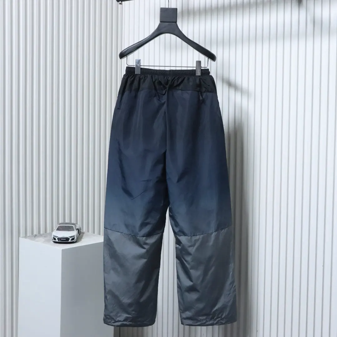 Hose mit Farbverlauf und gesticktem Logo – Bild 15