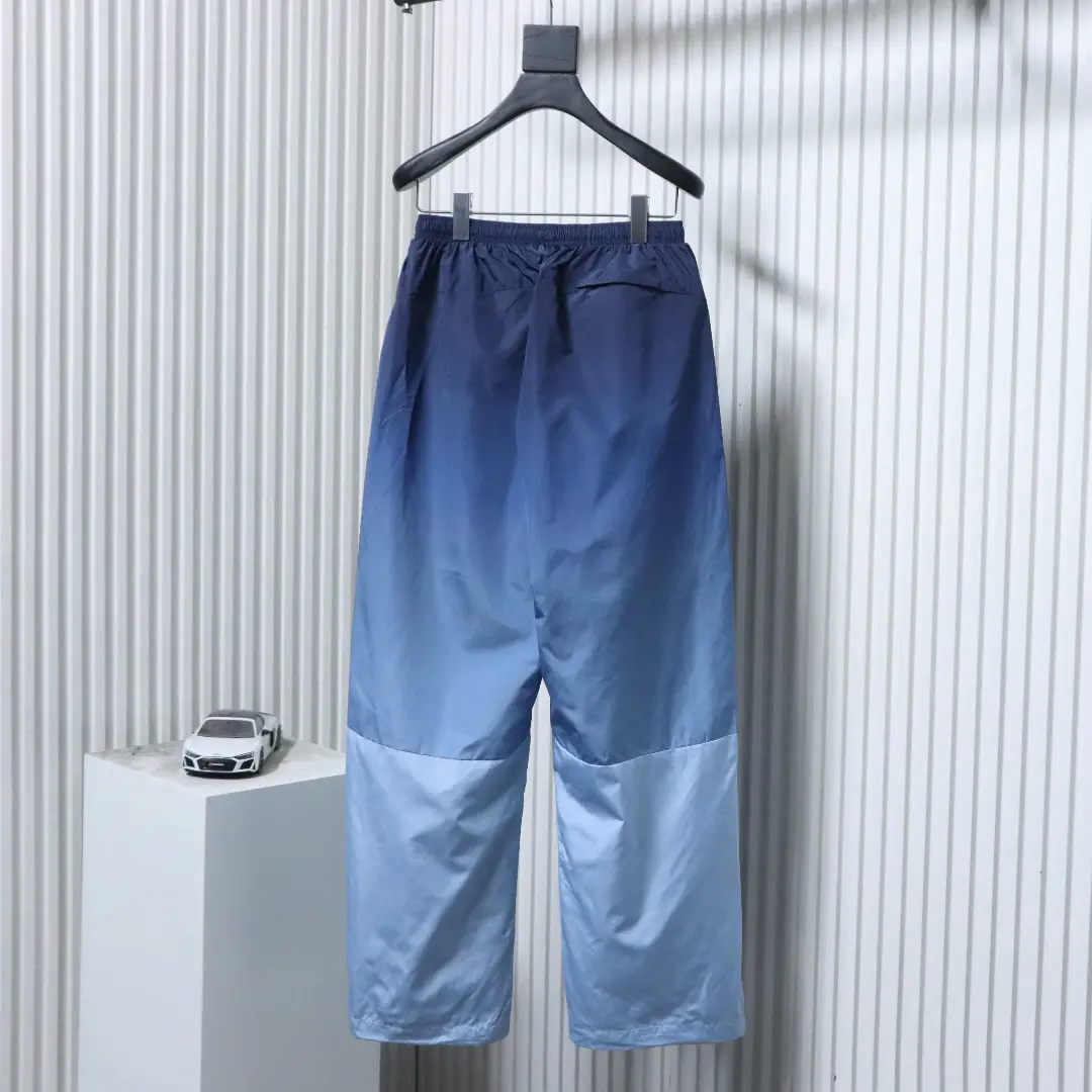 Hose mit Farbverlauf und gesticktem Logo – Bild 4