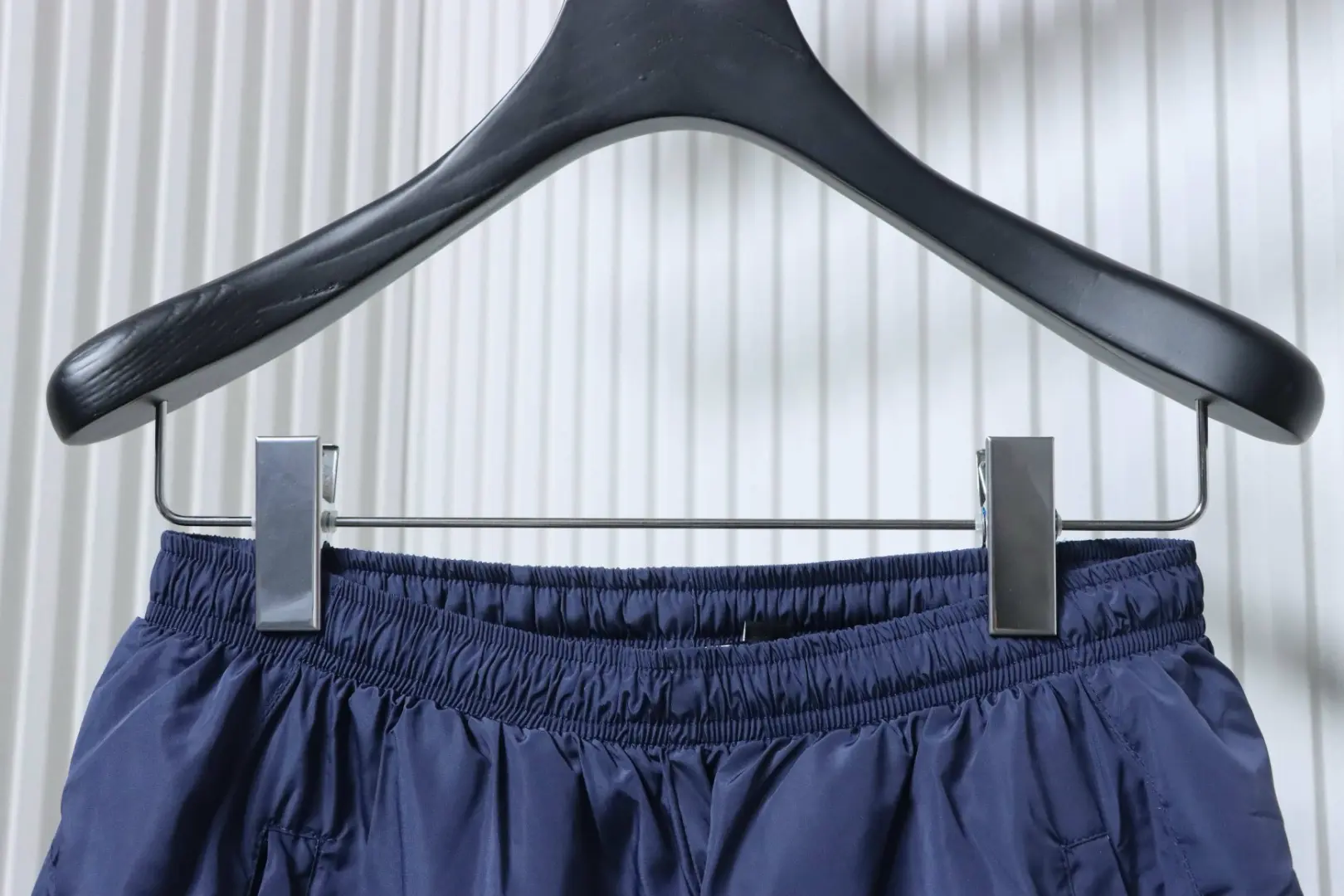 Hose mit Farbverlauf und gesticktem Logo – Bild 5