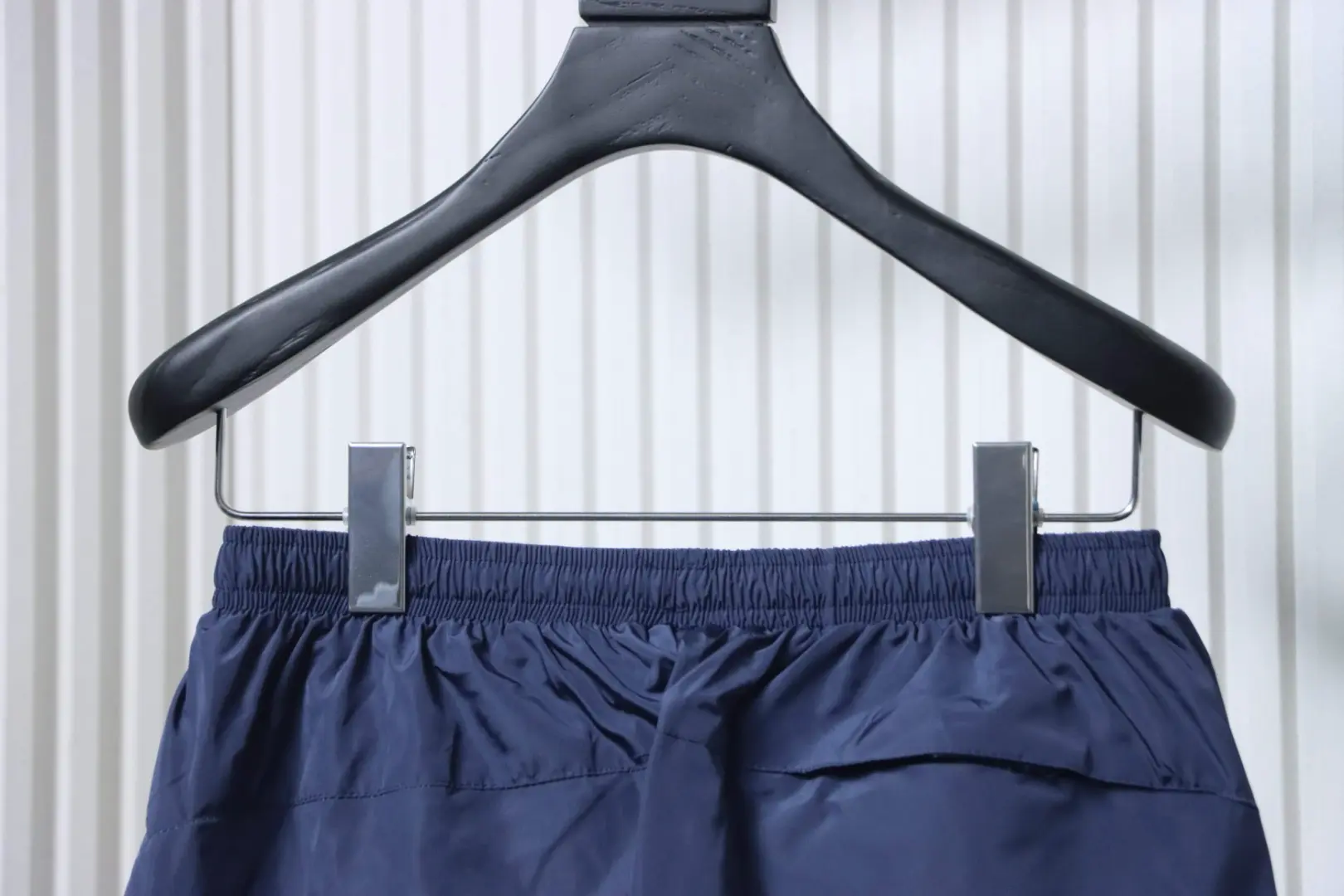 Hose mit Farbverlauf und gesticktem Logo – Bild 6