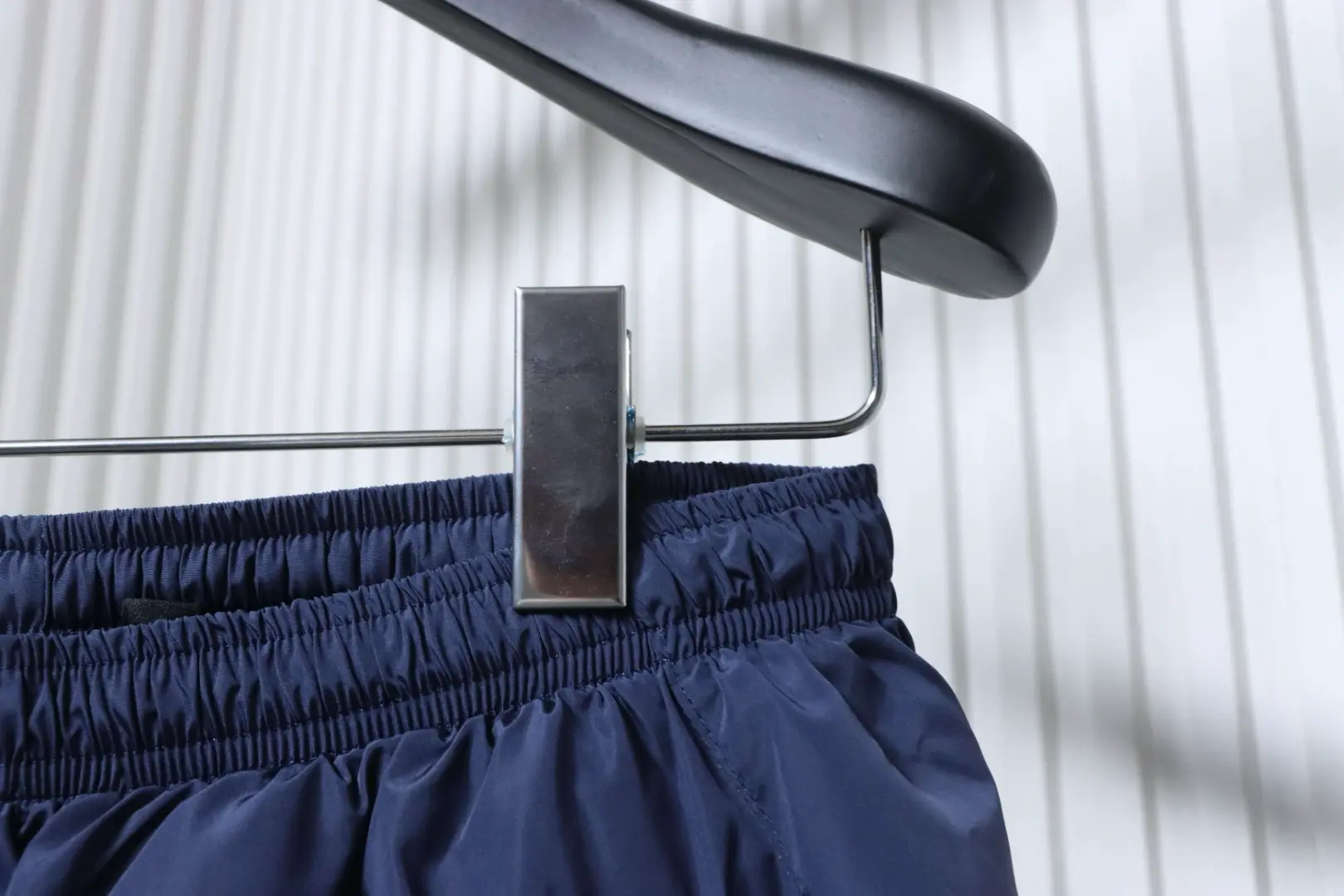 Hose mit Farbverlauf und gesticktem Logo – Bild 7