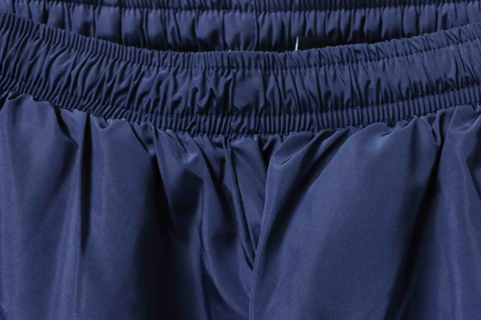 Hose mit Farbverlauf und gesticktem Logo – Bild 8