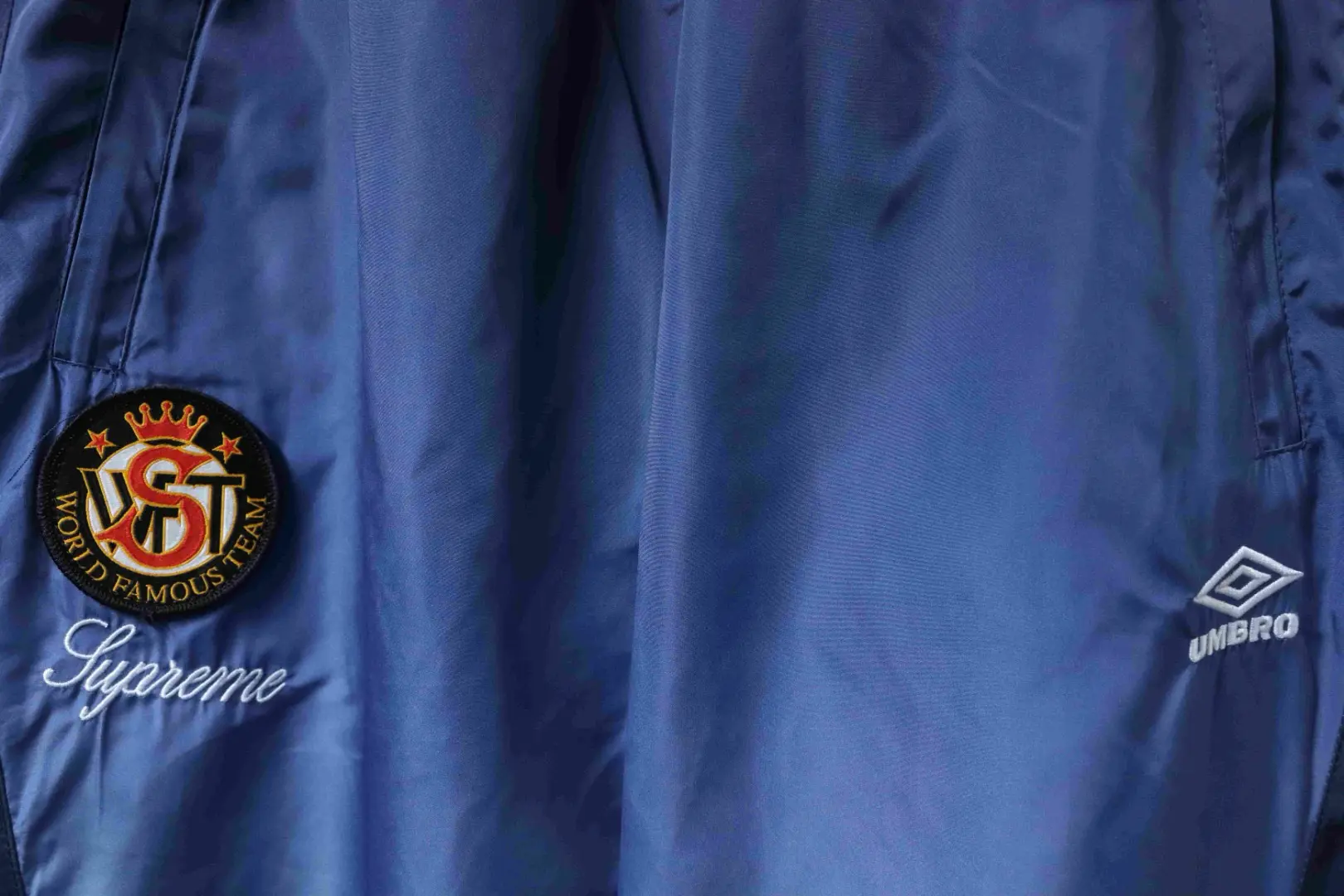 Hose mit Farbverlauf und gesticktem Logo – Bild 9