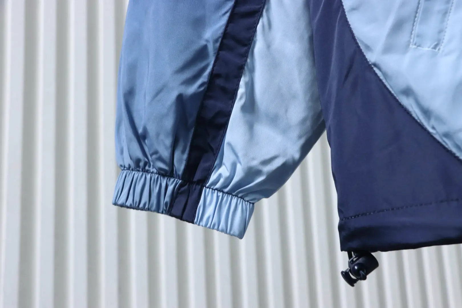 Jacke mit Farbverlauf, gesticktem Logo und Reißverschluss – Bild 10