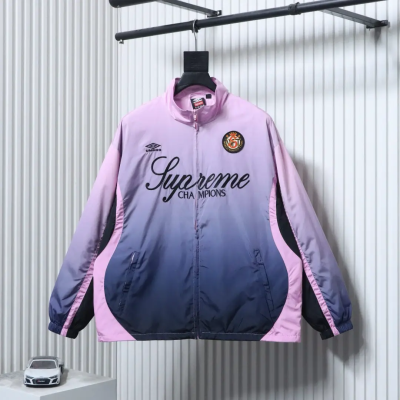 Jacke mit Farbverlauf, gesticktem Logo und Reißverschluss