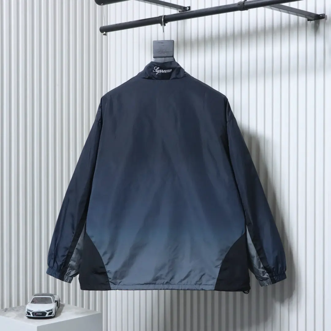 Jacke mit Farbverlauf, gesticktem Logo und Reißverschluss – Bild 14