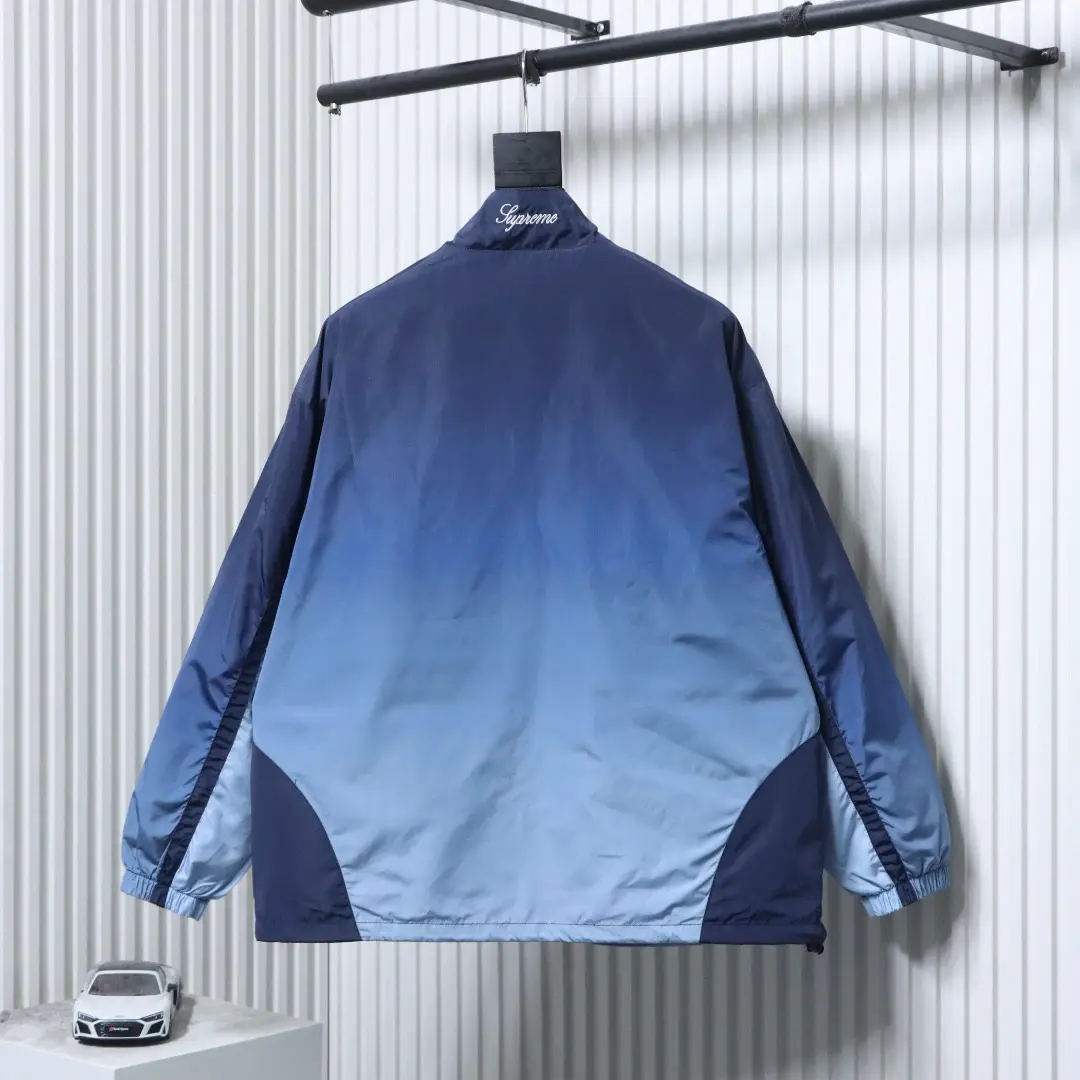 Jacke mit Farbverlauf, gesticktem Logo und Reißverschluss – Bild 4