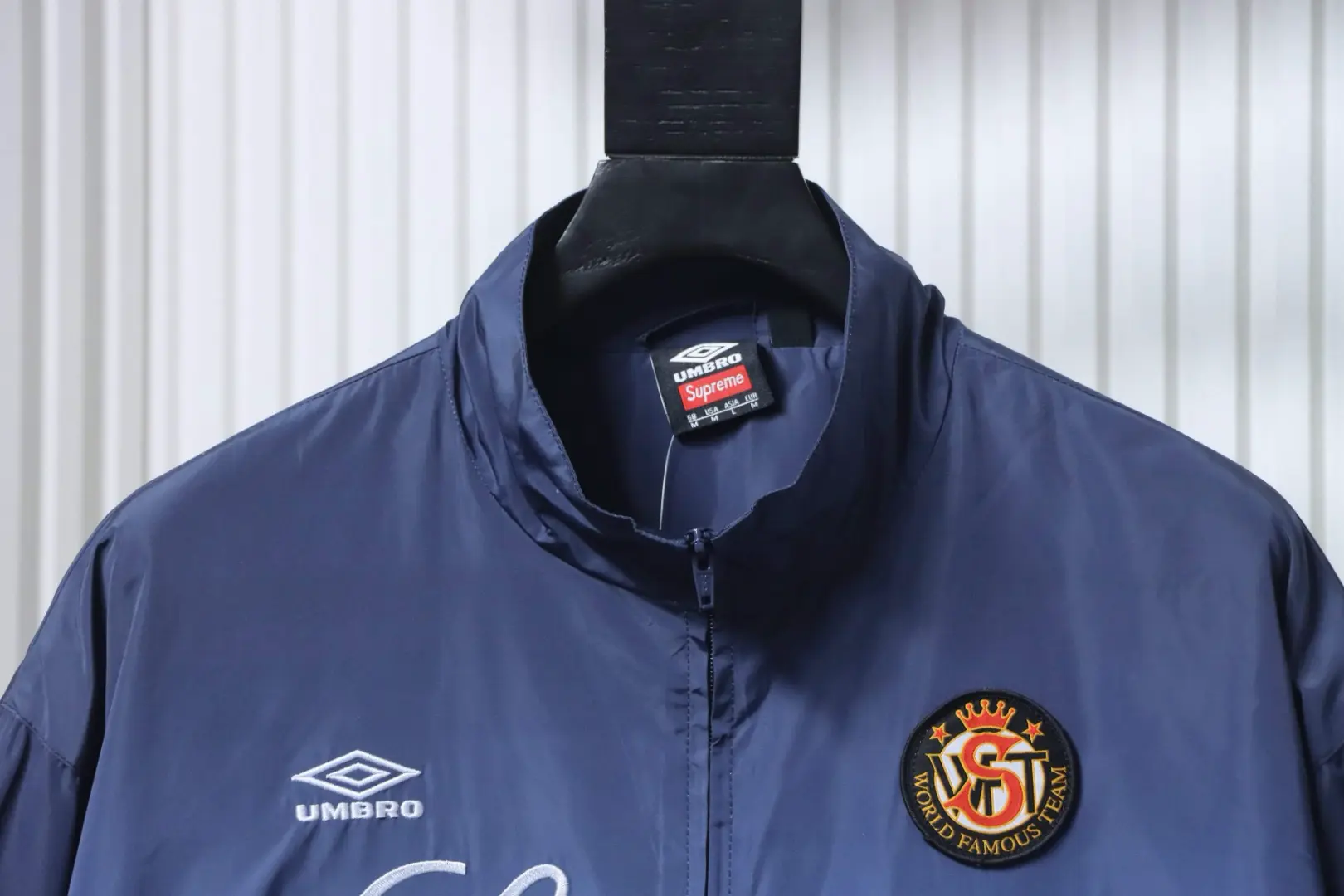 Jacke mit Farbverlauf, gesticktem Logo und Reißverschluss – Bild 5