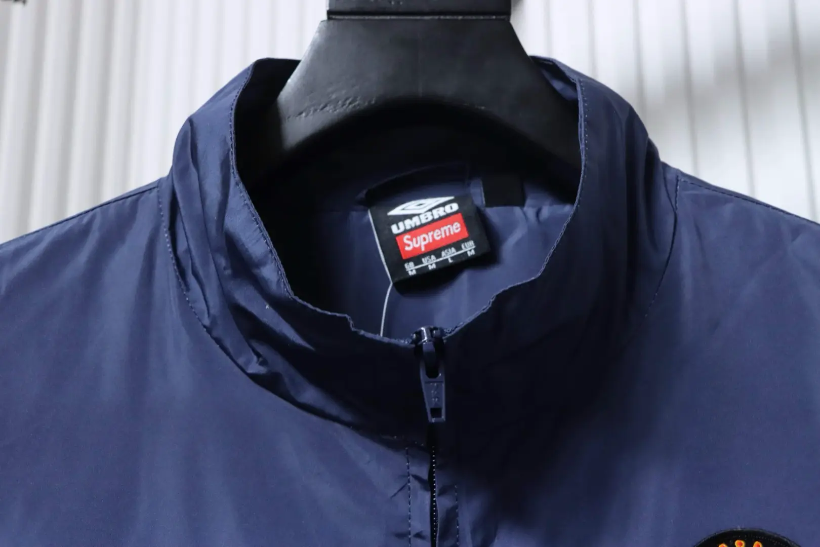 Jacke mit Farbverlauf, gesticktem Logo und Reißverschluss – Bild 7