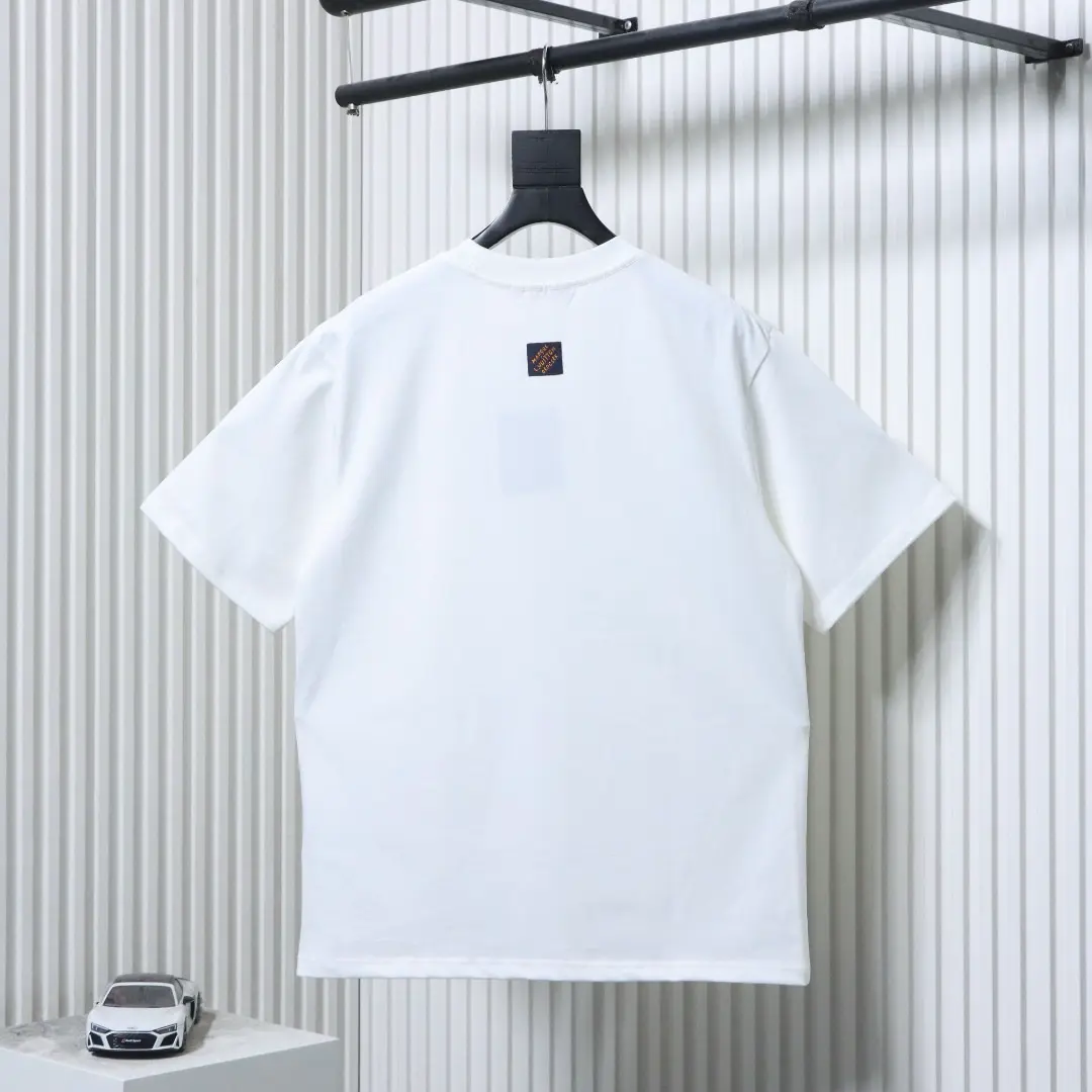 Kurzärmeliges Hemd mit charakteristischer Stickerei auf der Brust – Bild 2