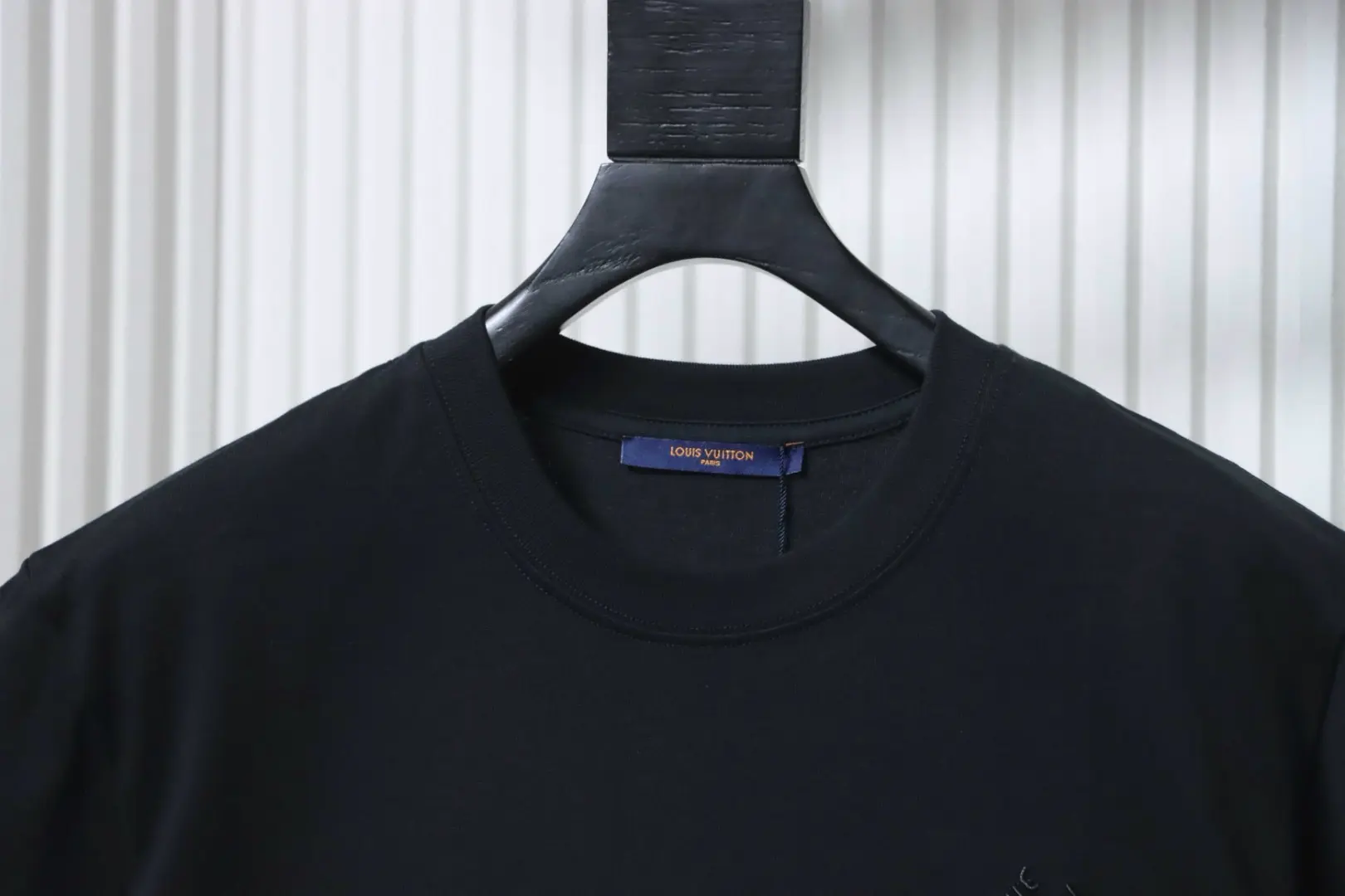 Kurzärmeliges Hemd mit charakteristischer Stickerei auf der Brust – Bild 5