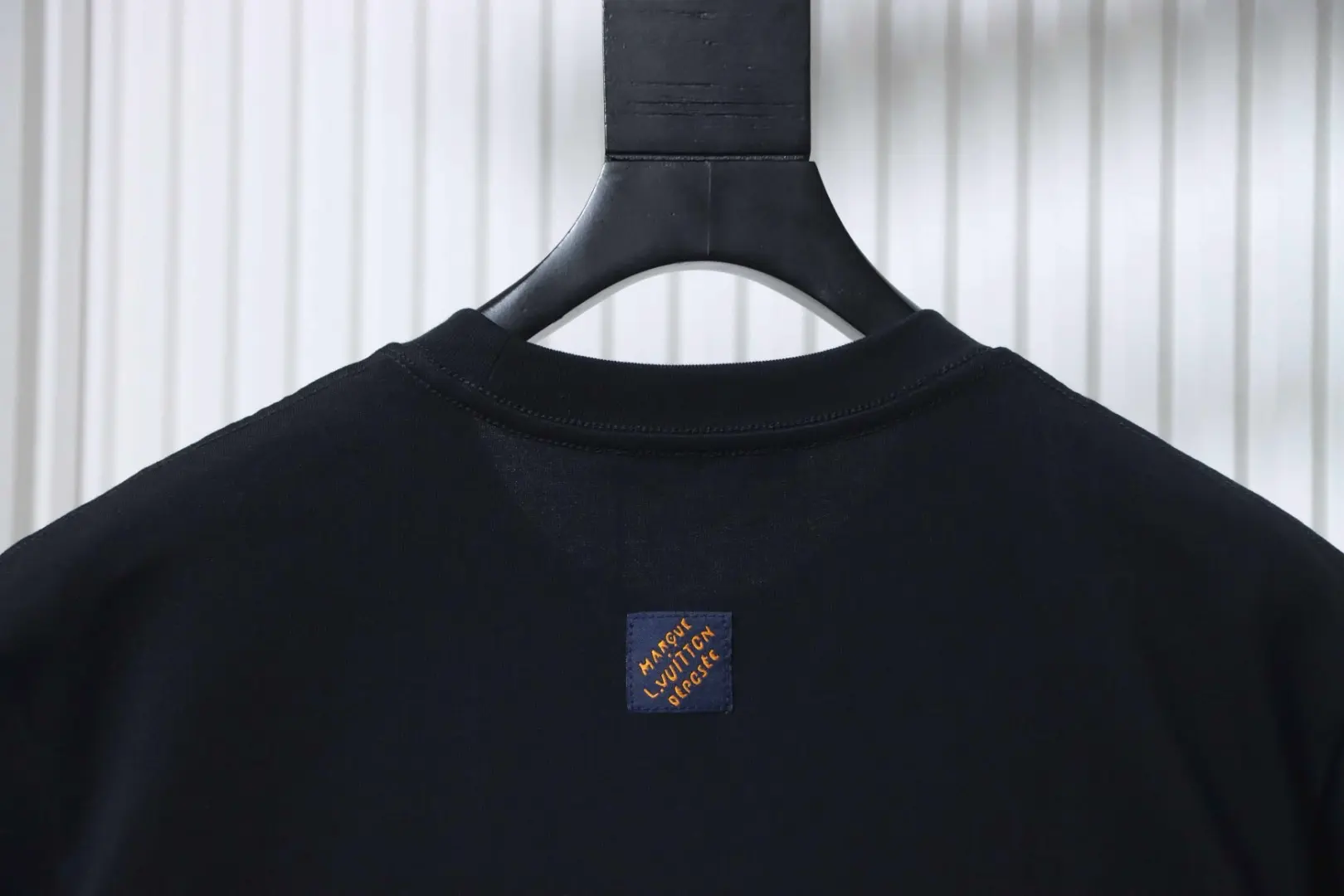 Kurzärmeliges Hemd mit charakteristischer Stickerei auf der Brust – Bild 6