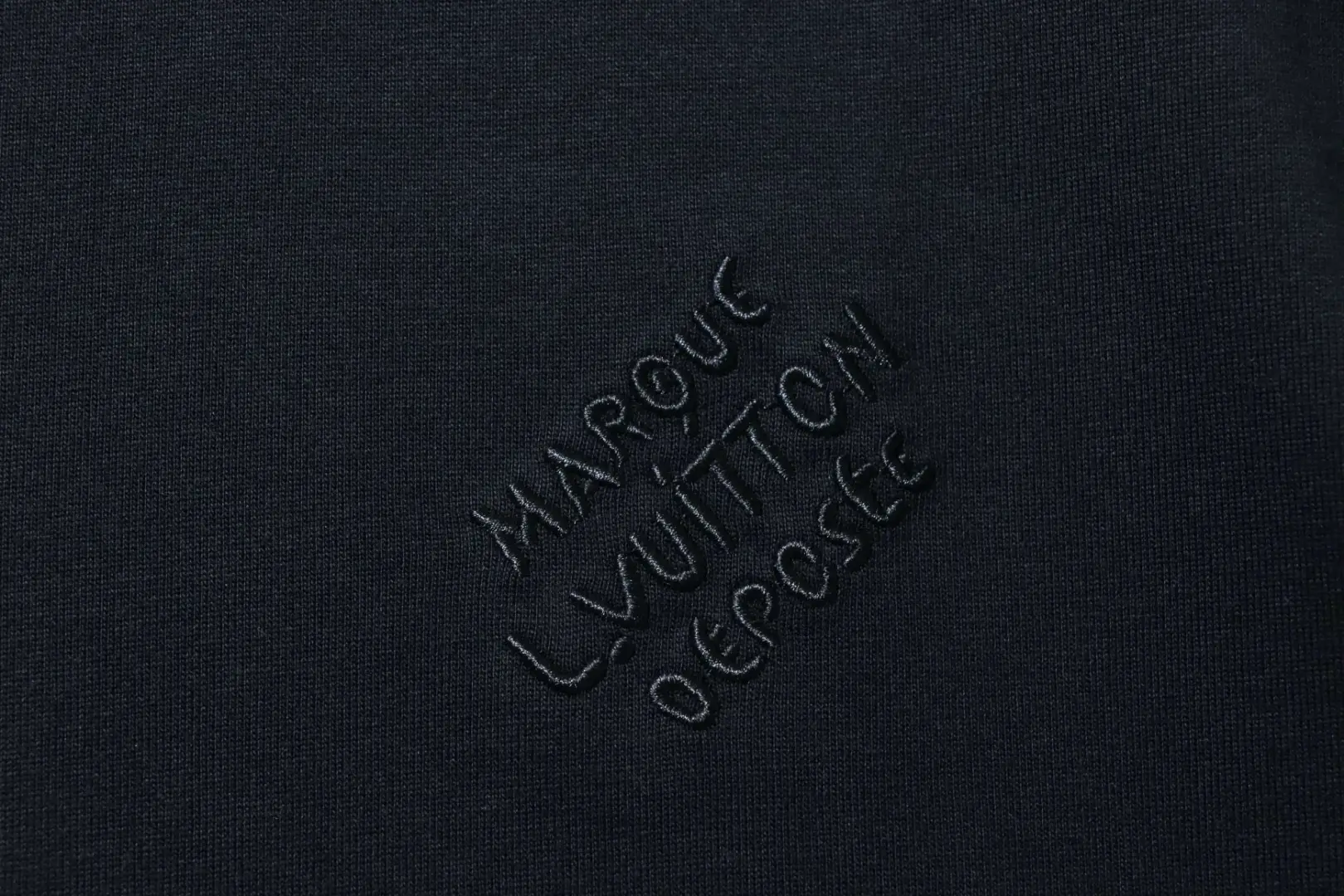 Kurzärmeliges Hemd mit charakteristischer Stickerei auf der Brust – Bild 9